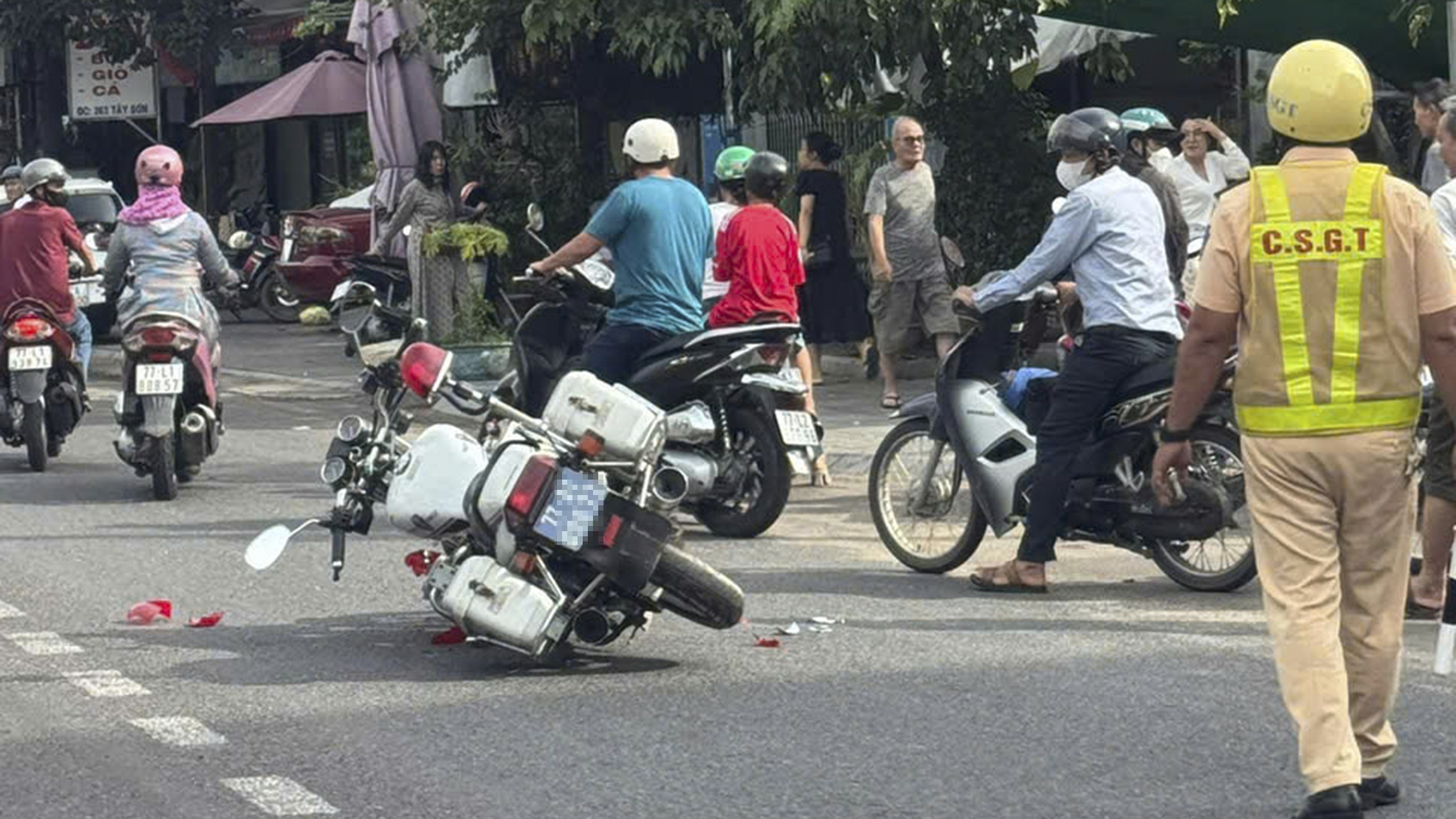 Gây tai nạn bỏ trốn, khi bị phát hiện người đàn ông tấn công CSGT - Ảnh 3.