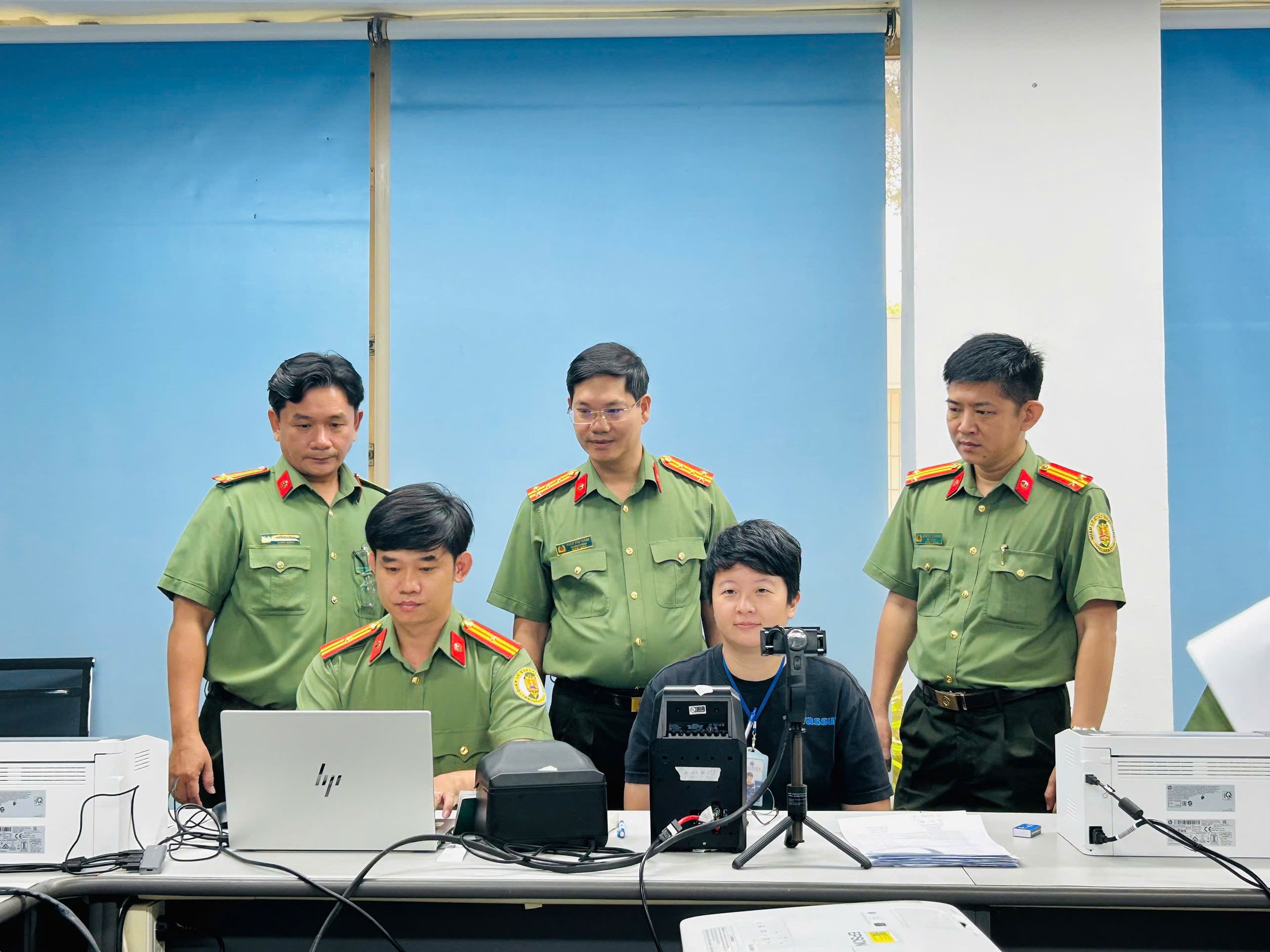 Tổ lưu động 'phục vụ ngày đêm' cấp định danh điện tử cho người nước ngoài - Ảnh 1.