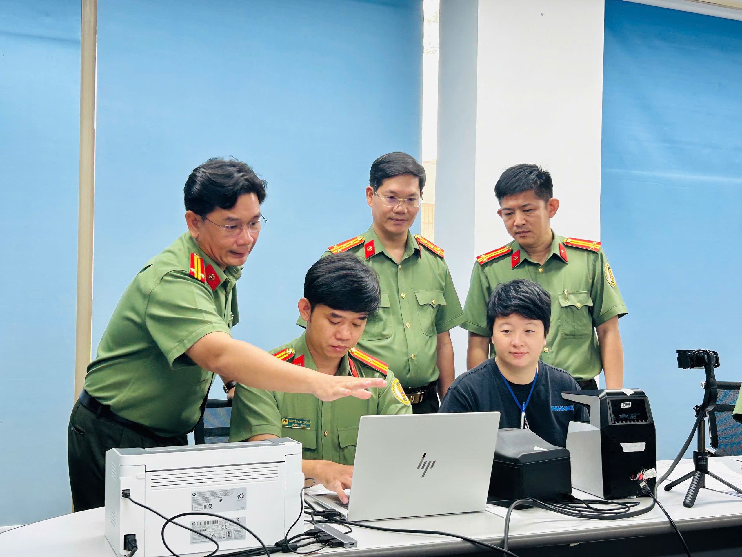Tổ lưu động 'phục vụ ngày đêm' cấp định danh điện tử cho người nước ngoài - Ảnh 5.