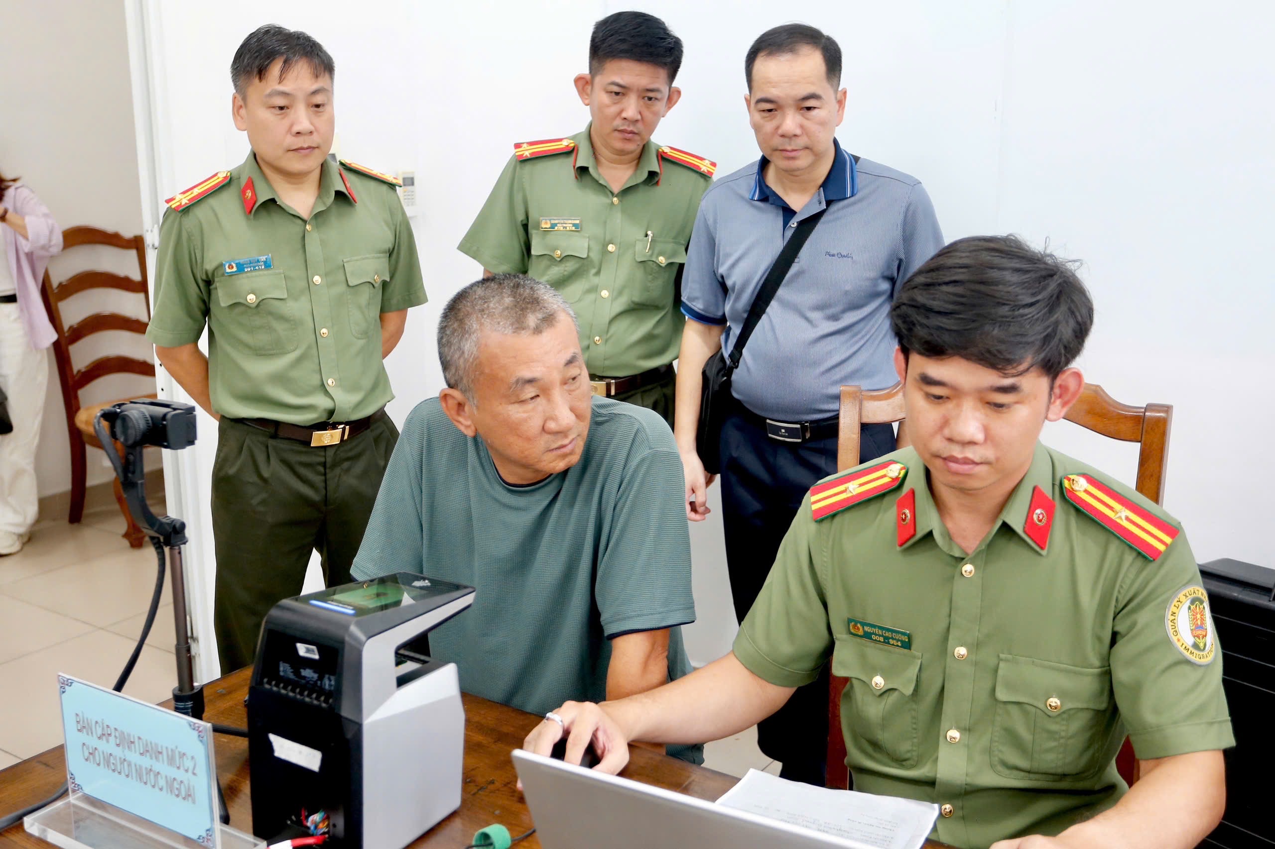 Tổ lưu động 'phục vụ ngày đêm' cấp định danh điện tử cho người nước ngoài - Ảnh 3.