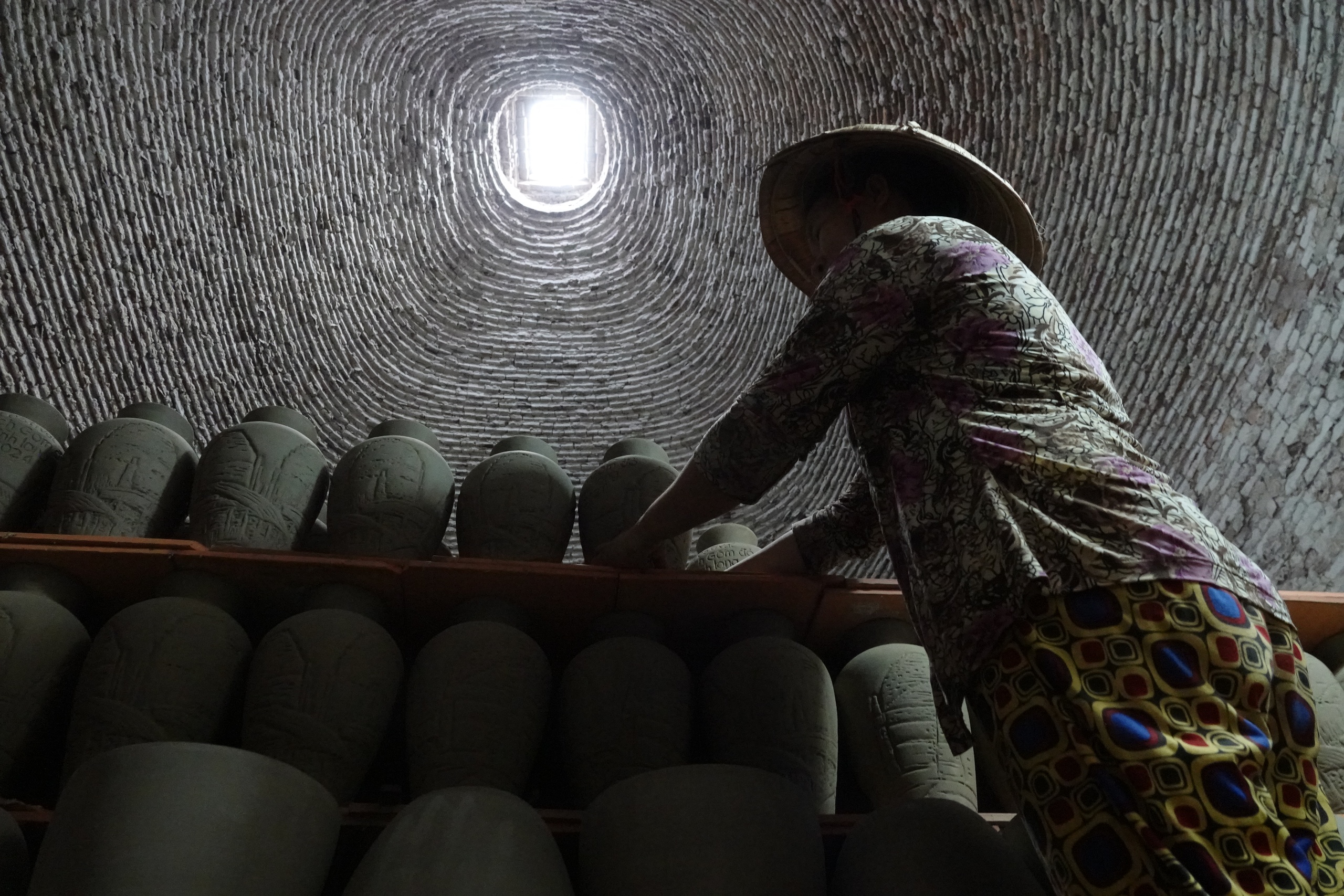 Níu giữ nghề xưa: Những 'bóng hồng' nhọc nhằn bên lò gốm đỏ- Ảnh 9. Níu giữ nghề xưa: Những 'bóng hồng' nhọc nhằn bên lò gốm đỏ- Ảnh 9.