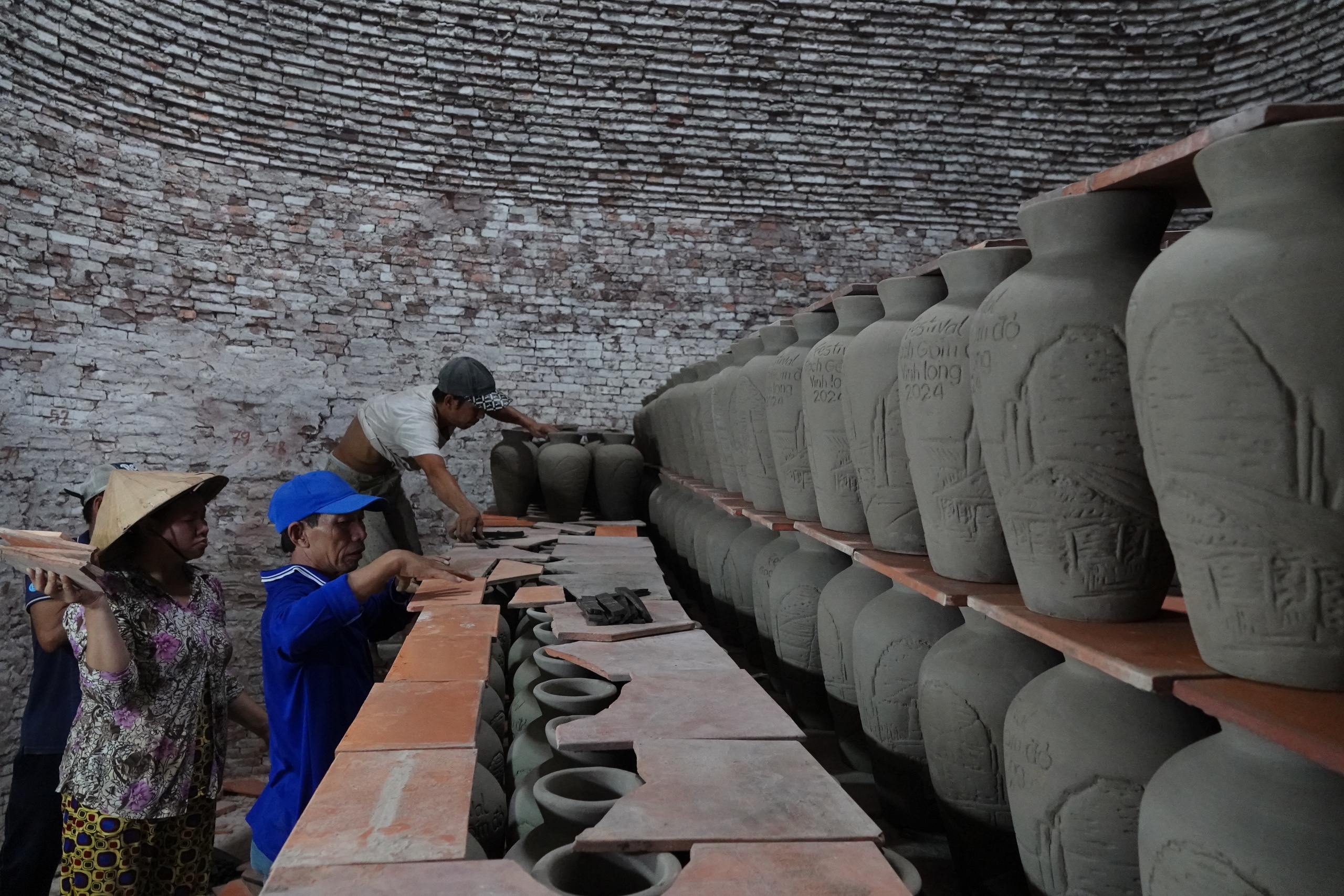 Níu giữ nghề xưa: Những 'bóng hồng' nhọc nhằn bên lò gốm đỏ- Ảnh 5. Níu giữ nghề xưa: Những 'bóng hồng' nhọc nhằn bên lò gốm đỏ- Ảnh 5.