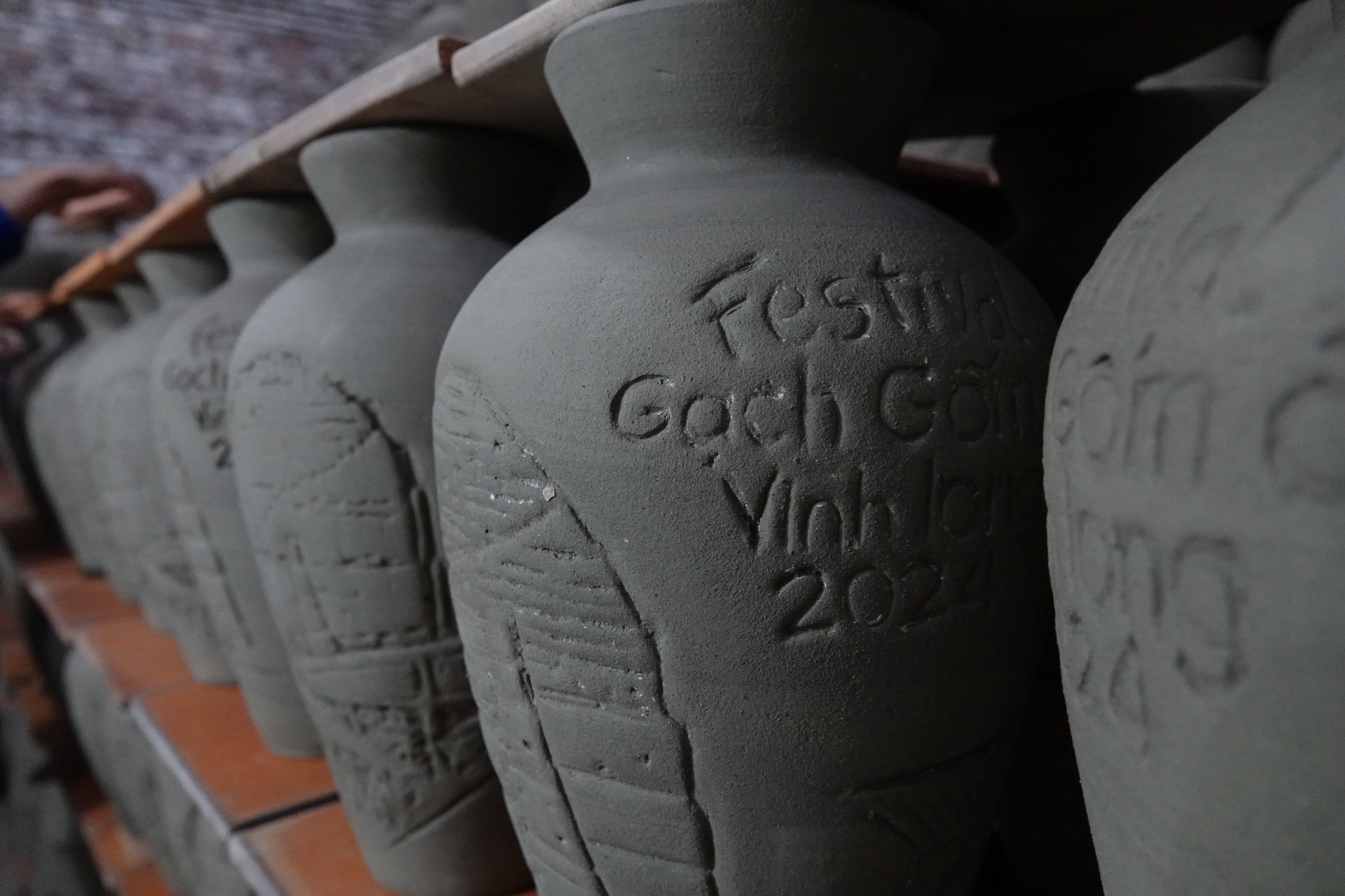 Níu giữ nghề xưa: Những 'bóng hồng' nhọc nhằn bên lò gốm đỏ- Ảnh 10. Níu giữ nghề xưa: Những 'bóng hồng' nhọc nhằn bên lò gốm đỏ- Ảnh 10.