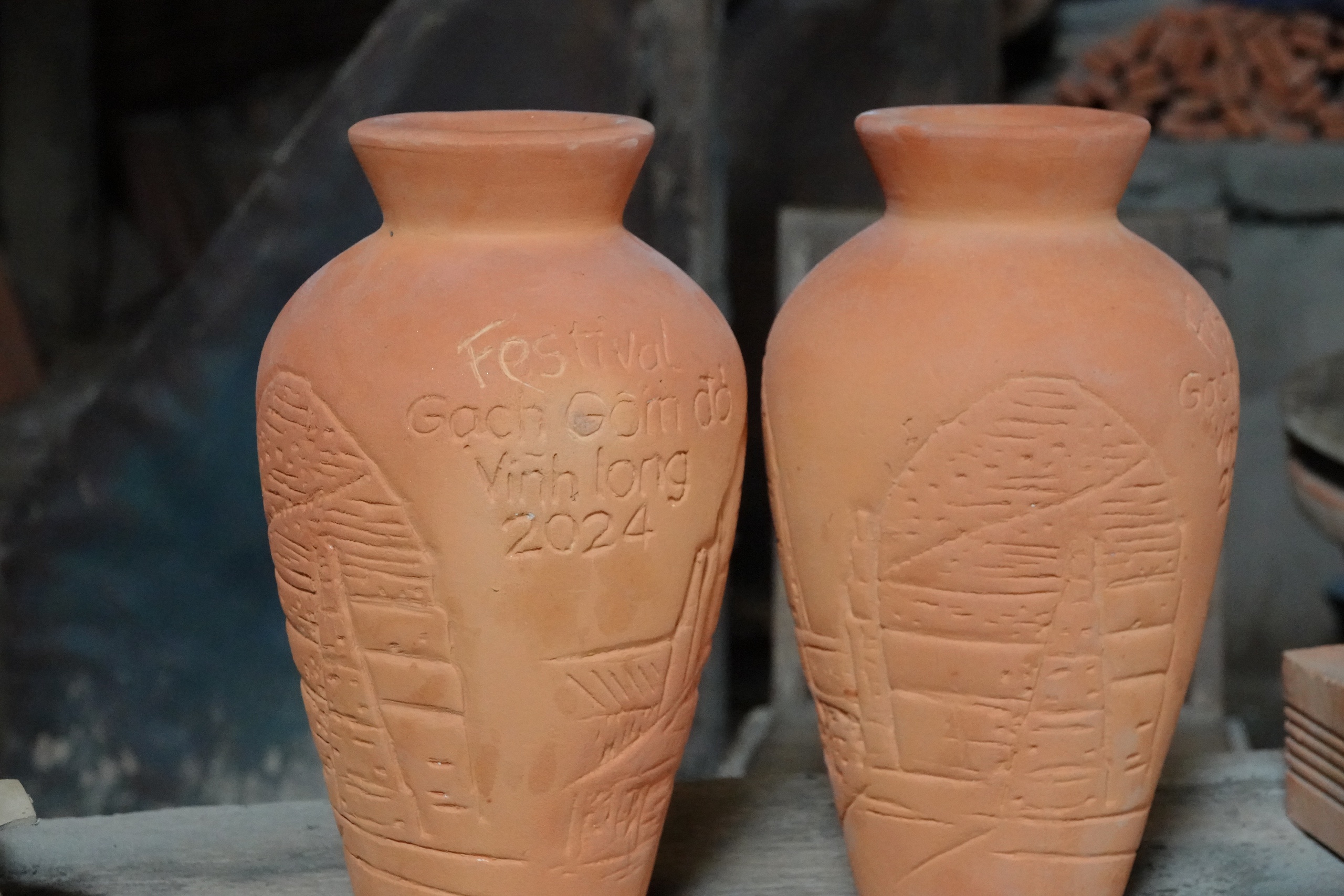 Níu giữ nghề xưa: Những 'bóng hồng' nhọc nhằn bên lò gốm đỏ- Ảnh 2. Níu giữ nghề xưa: Những 'bóng hồng' nhọc nhằn bên lò gốm đỏ- Ảnh 2.