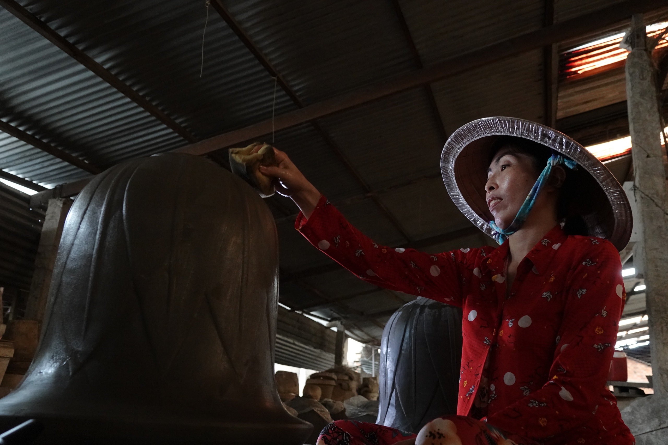 Níu giữ nghề xưa: Những 'bóng hồng' nhọc nhằn bên lò gốm đỏ- Ảnh 1. Níu giữ nghề xưa: Những 'bóng hồng' nhọc nhằn bên lò gốm đỏ- Ảnh 1.