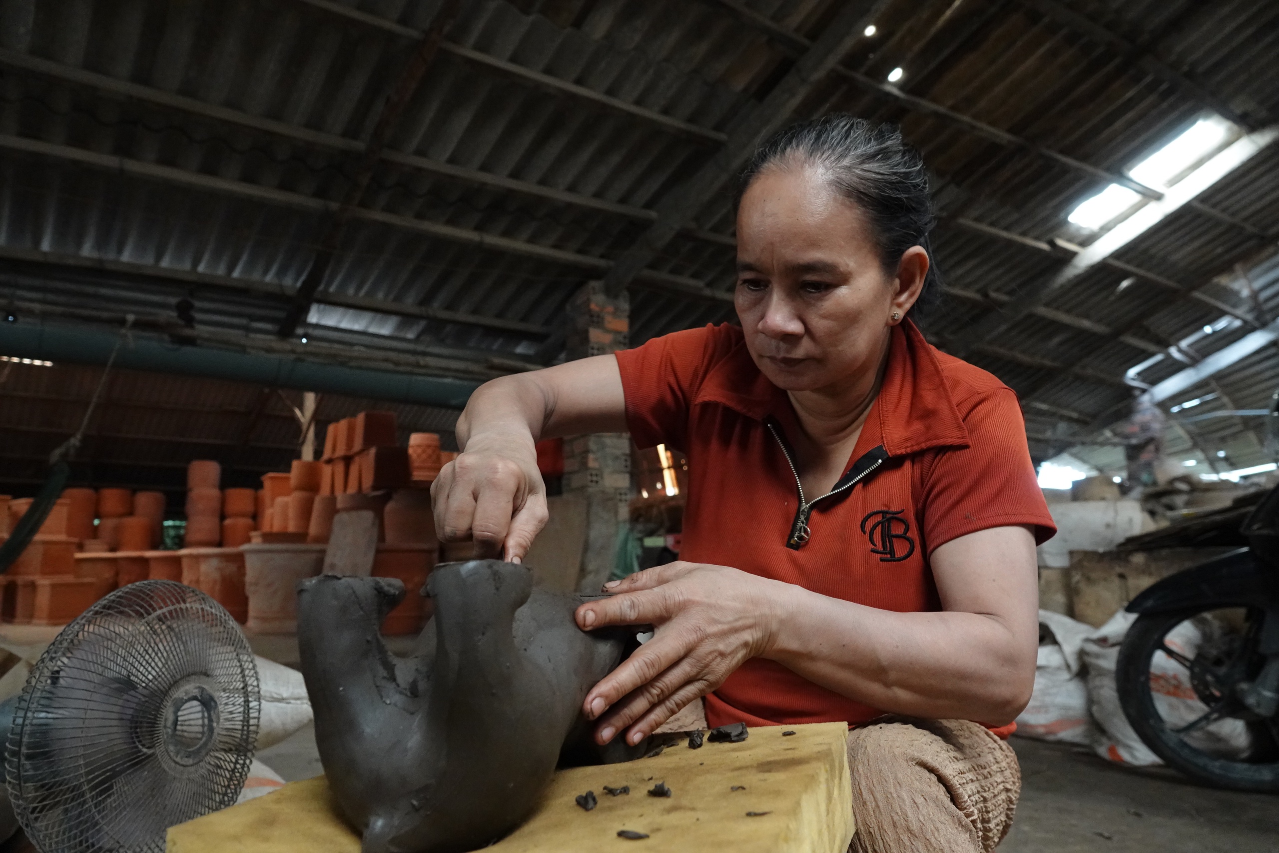 Níu giữ nghề xưa: Những 'bóng hồng' nhọc nhằn bên lò gốm đỏ- Ảnh 3. Níu giữ nghề xưa: Những 'bóng hồng' nhọc nhằn bên lò gốm đỏ- Ảnh 3.