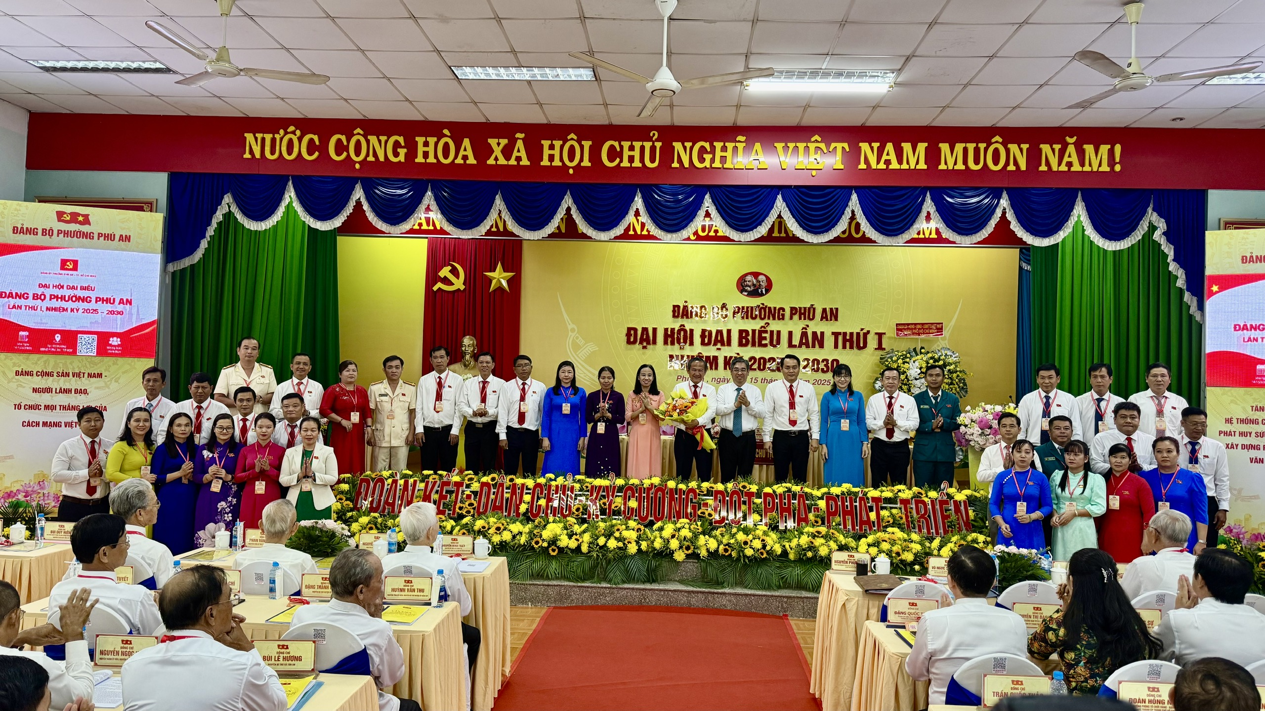 TP.HCM: Nguyên Chủ tịch nước Nguyễn Minh Triết dự đại hội Đảng bộ phường Phú An - Ảnh 3.
