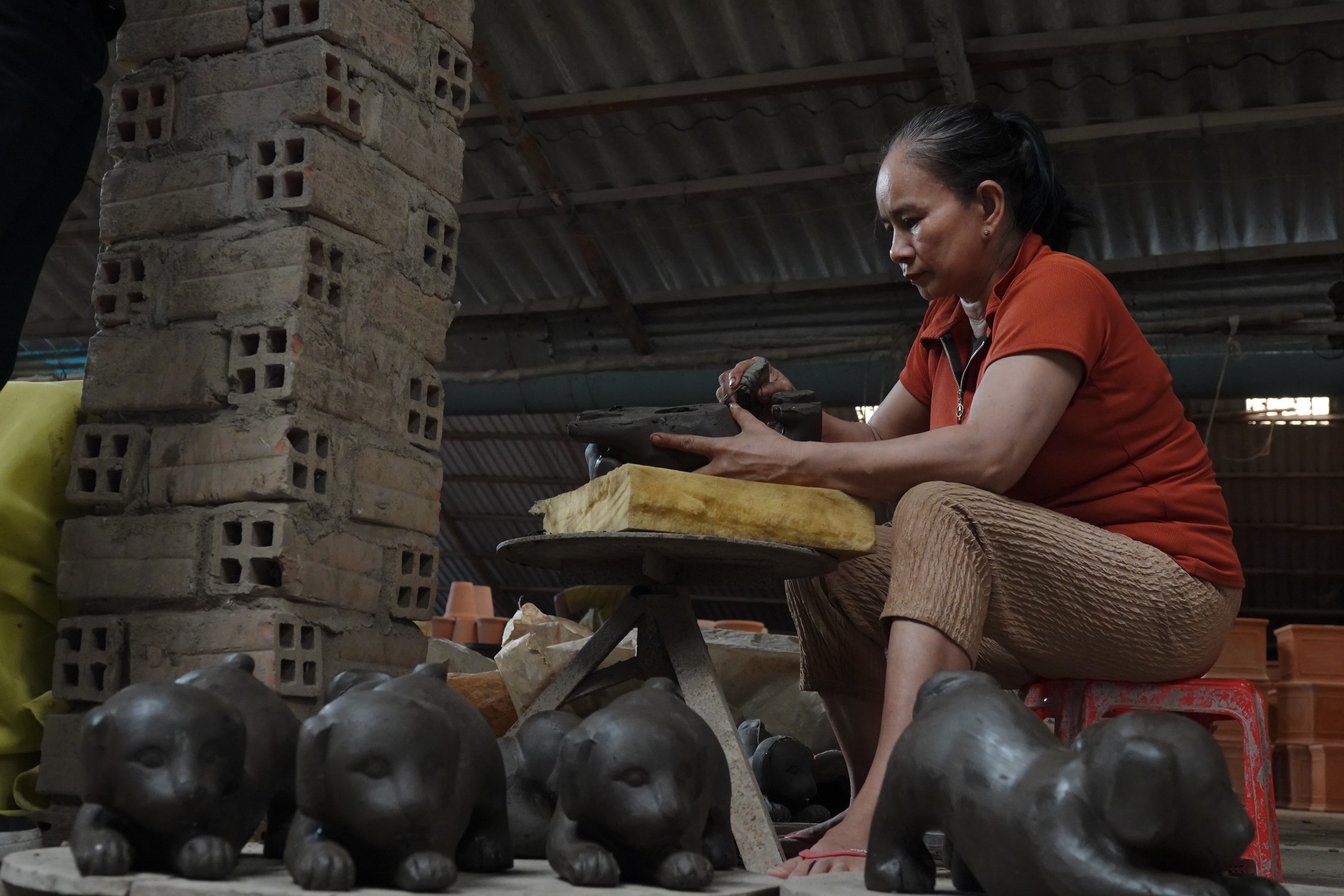 Níu giữ nghề xưa: Những 'bóng hồng' nhọc nhằn bên lò gốm đỏ- Ảnh 4. Níu giữ nghề xưa: Những 'bóng hồng' nhọc nhằn bên lò gốm đỏ- Ảnh 4.