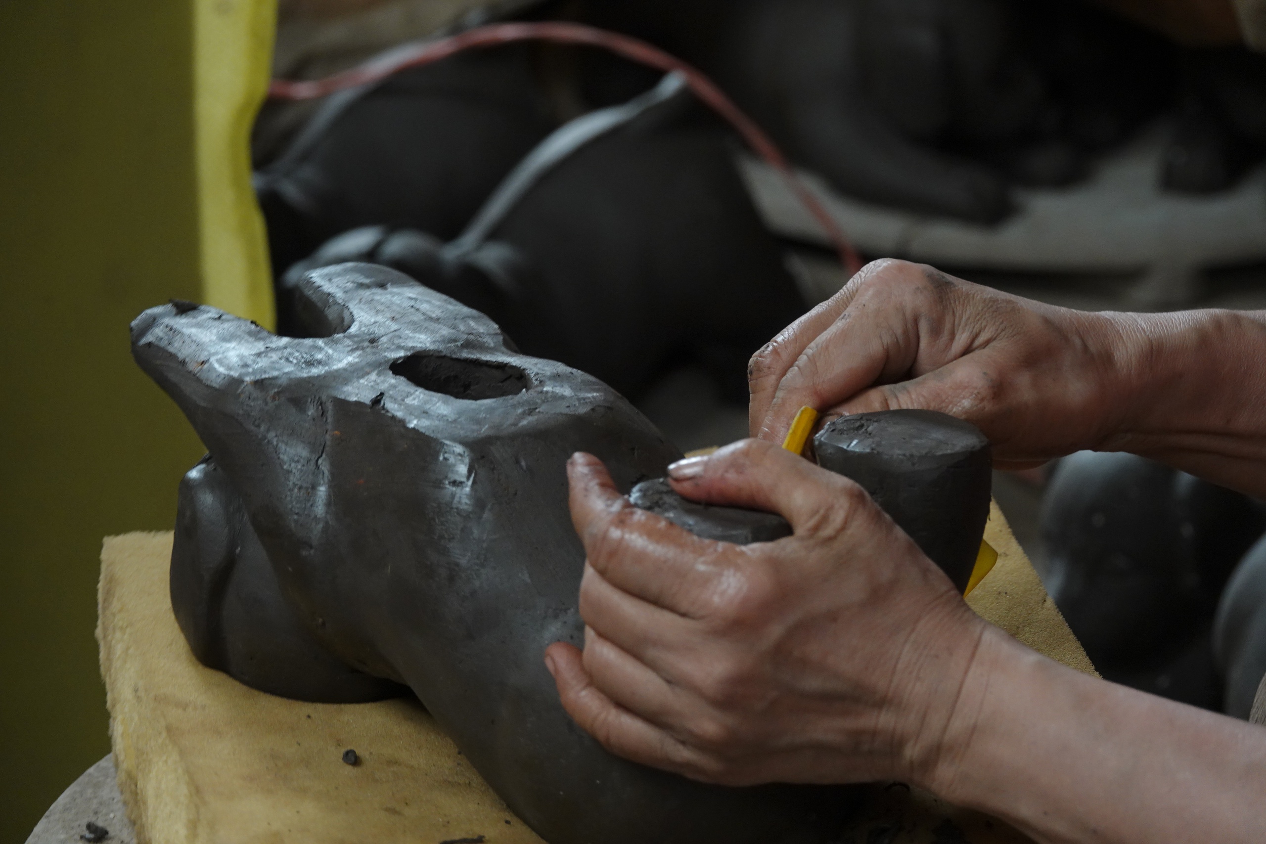 Níu giữ nghề xưa: Những 'bóng hồng' nhọc nhằn bên lò gốm đỏ- Ảnh 6. Níu giữ nghề xưa: Những 'bóng hồng' nhọc nhằn bên lò gốm đỏ- Ảnh 6.