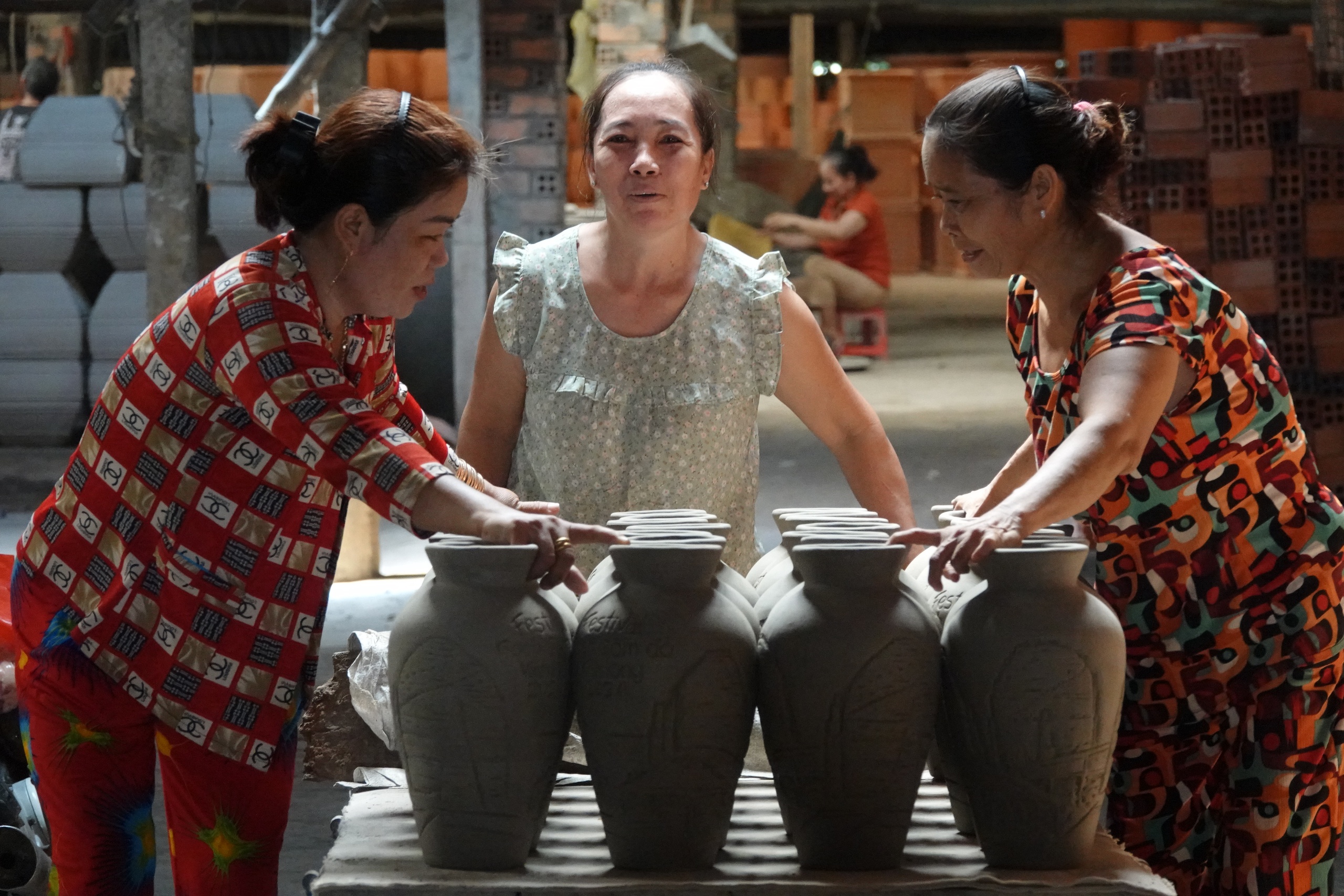 Níu giữ nghề xưa: Những 'bóng hồng' nhọc nhằn bên lò gốm đỏ- Ảnh 7. Níu giữ nghề xưa: Những 'bóng hồng' nhọc nhằn bên lò gốm đỏ- Ảnh 7.