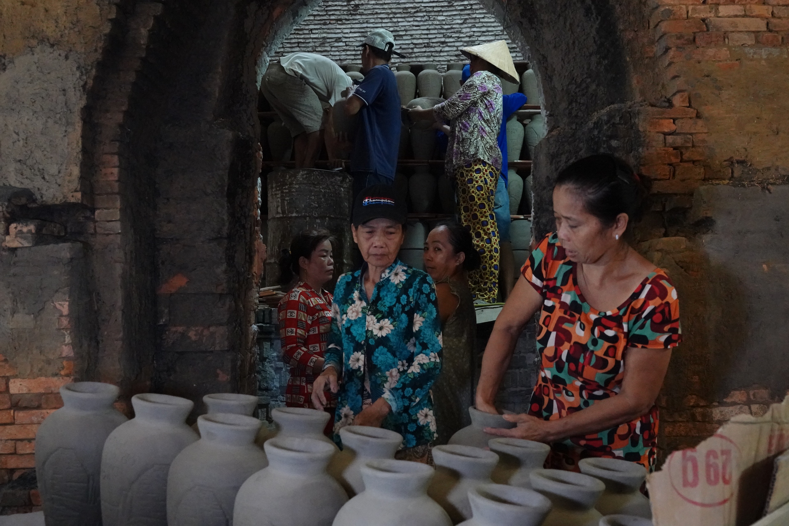 Níu giữ nghề xưa: Những 'bóng hồng' nhọc nhằn bên lò gốm đỏ- Ảnh 8. Níu giữ nghề xưa: Những 'bóng hồng' nhọc nhằn bên lò gốm đỏ- Ảnh 8.