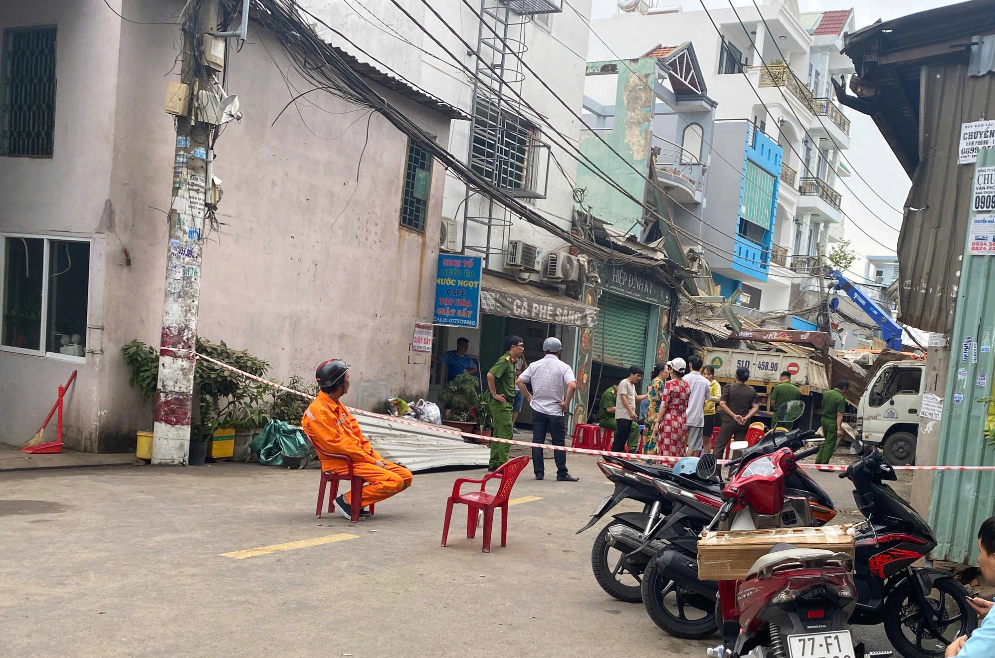 Nổ lớn lò hơi ép kính ở TPHCM- Ảnh 1.