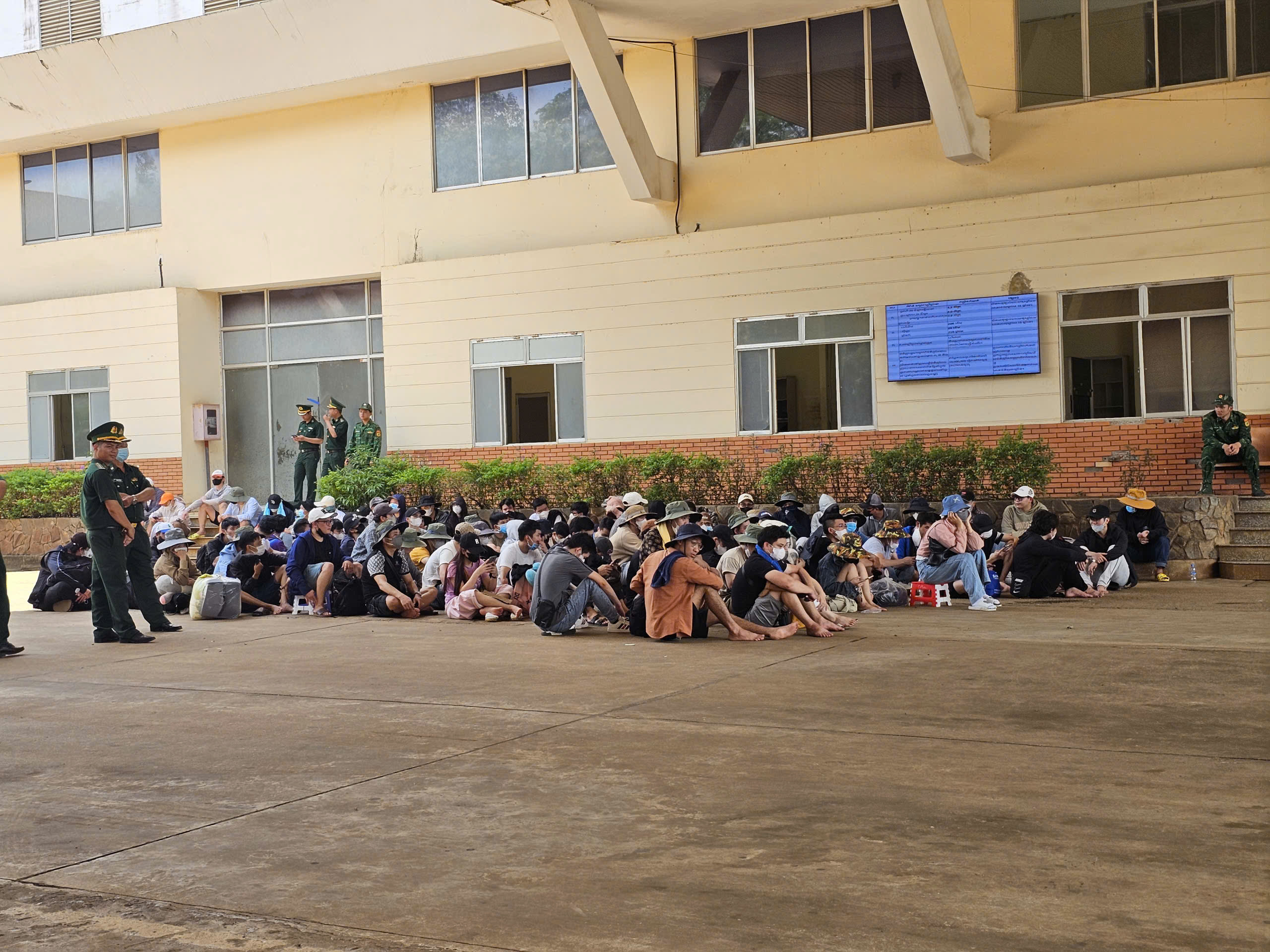 Tây Ninh tiếp nhận 353 công dân Việt Nam do Campuchia trao trả - Ảnh 1.