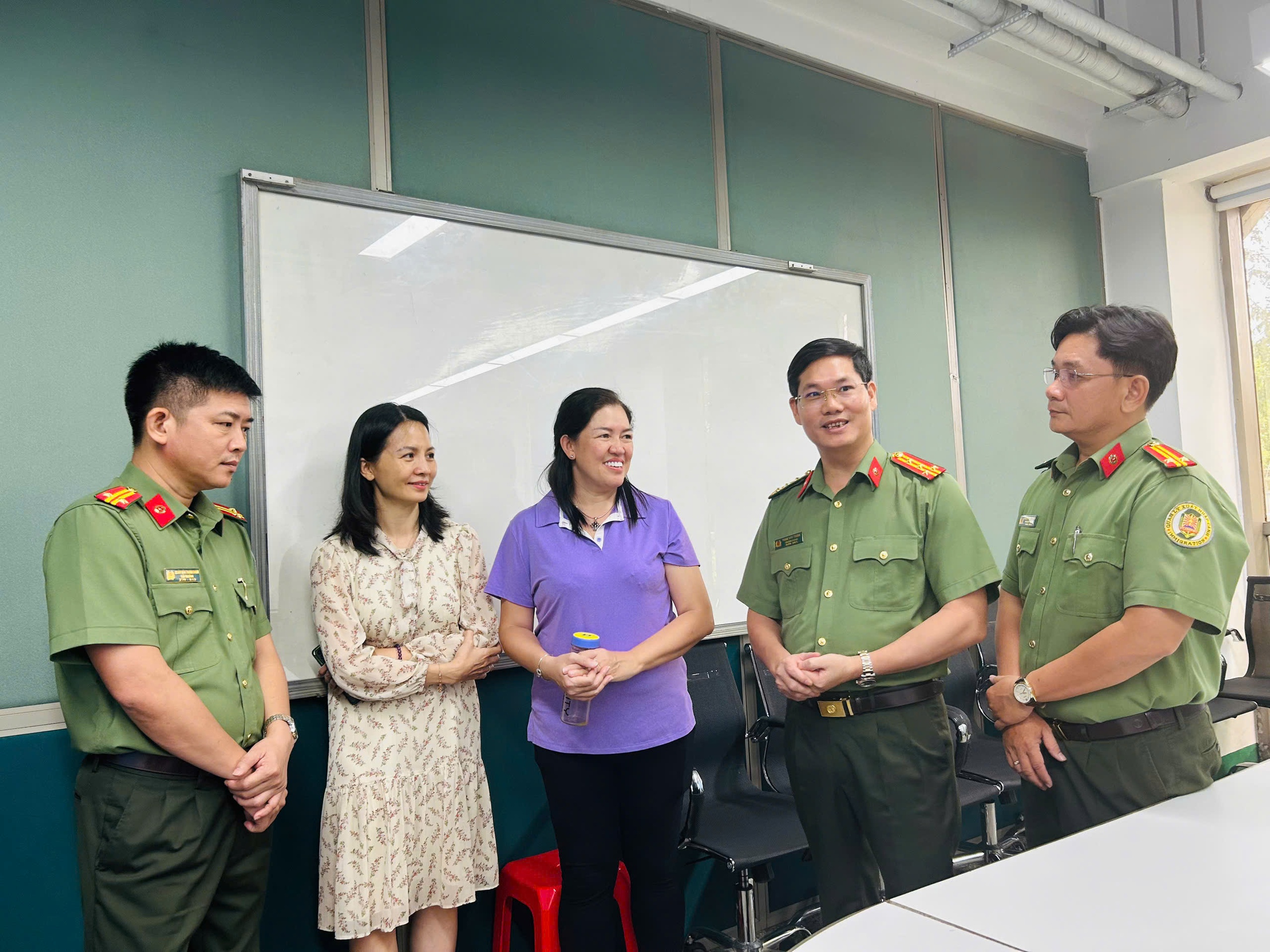 Tổ lưu động 'phục vụ ngày đêm' cấp định danh điện tử cho người nước ngoài - Ảnh 2.