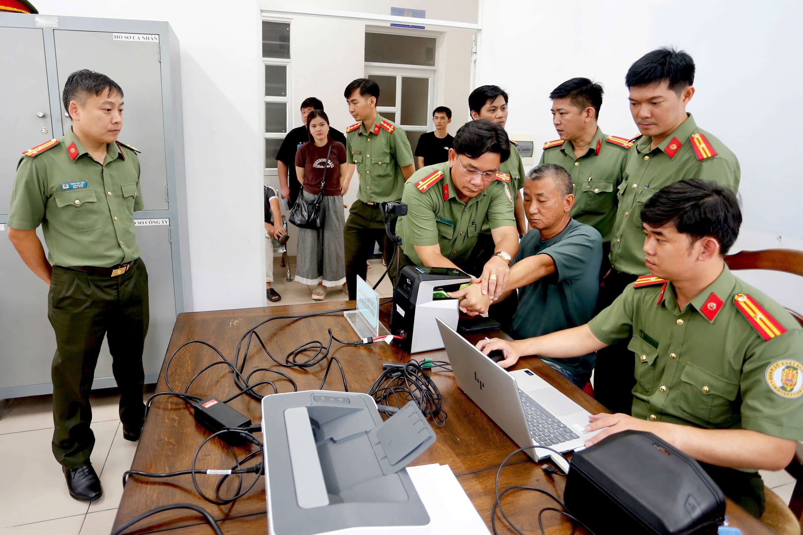 Tổ lưu động 'phục vụ ngày đêm' cấp định danh điện tử cho người nước ngoài - Ảnh 4.