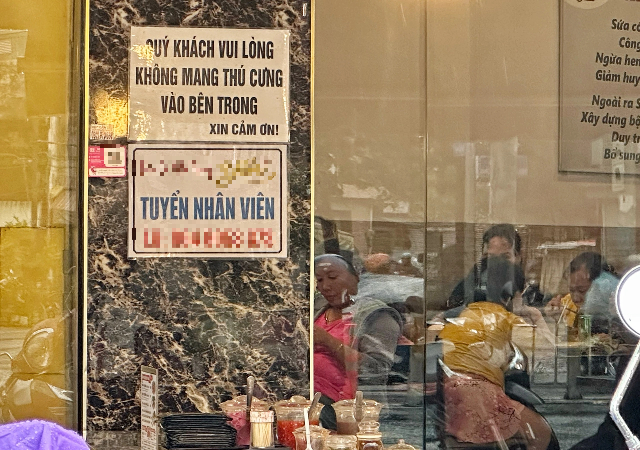 Tranh cãi quán ăn TP.HCM cấm khách mang thú cưng vào: Hợp lý hay khắt khe? - Ảnh 2.