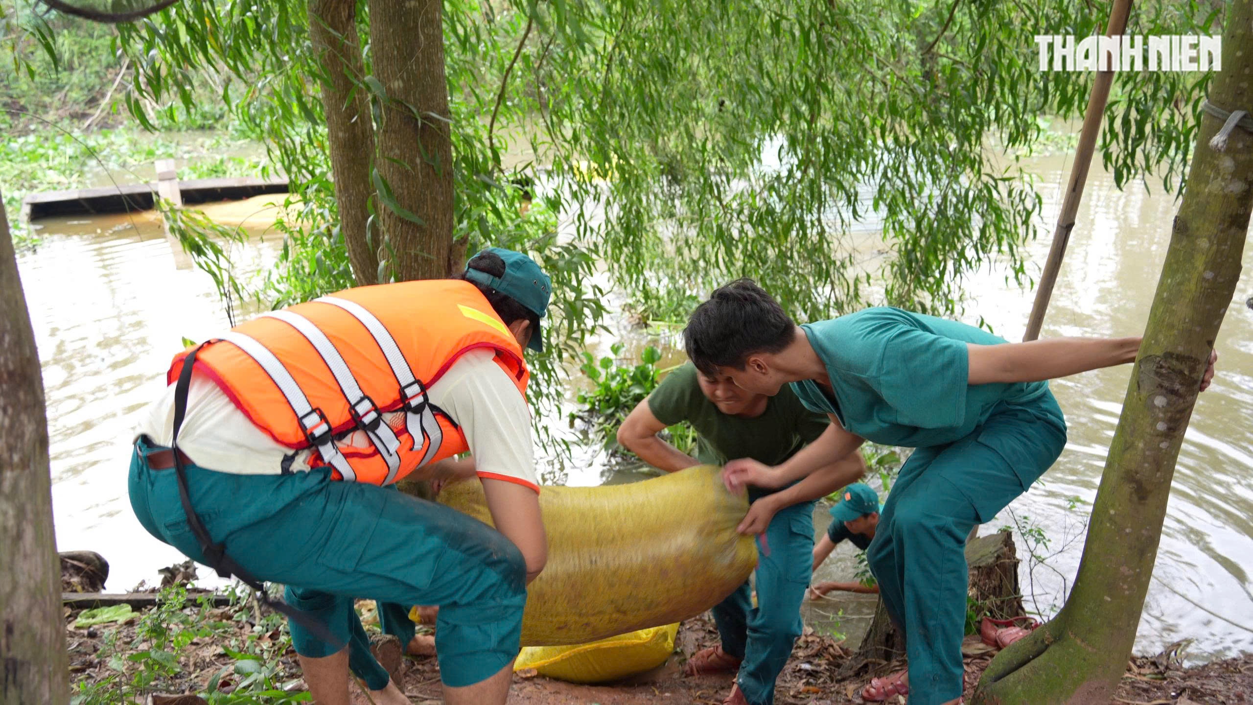 Ghe chở lúa chìm dưới kênh Cả Dứa tại Tây Ninh do va phải cọc nhọn - Ảnh 2.