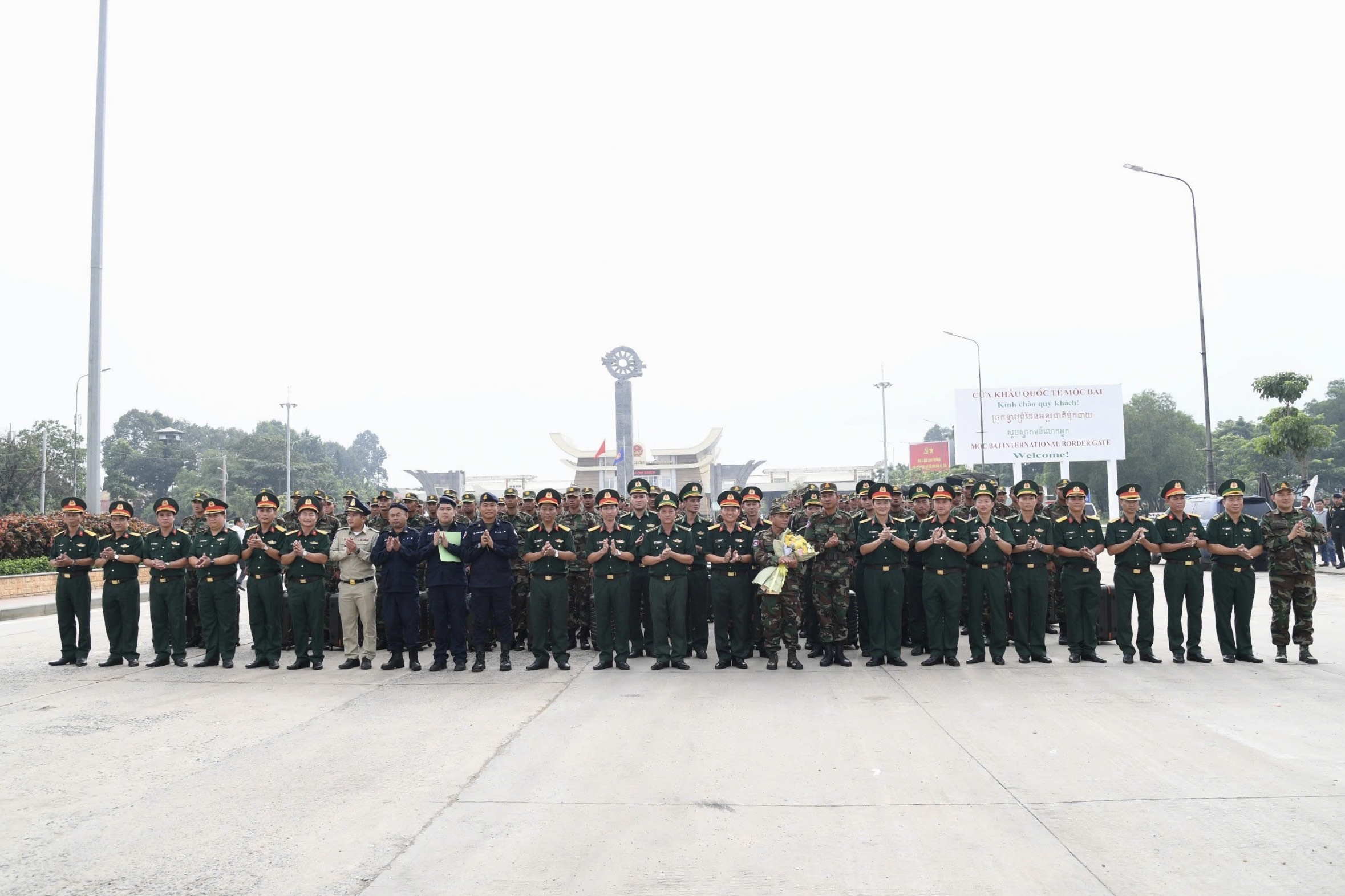Đón đoàn Quân đội Hoàng gia Campuchia sang Việt Nam tham gia diễu binh Quốc khánh - Ảnh 1.
