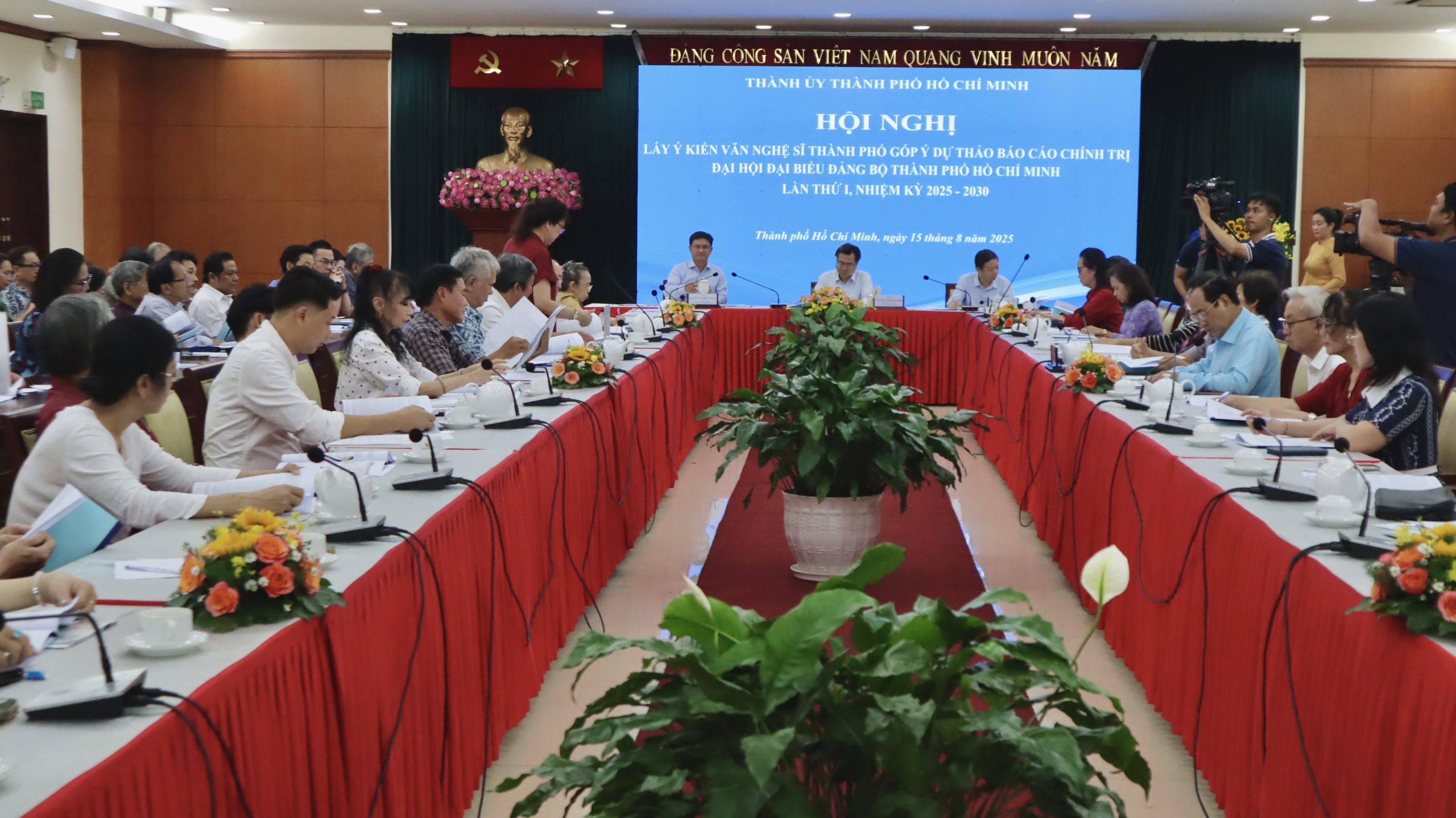 Ông Nguyễn Thanh Nghị: Văn nghệ sĩ góp phần bồi đắp bản sắc văn hóa TP.HCM - Ảnh 1.