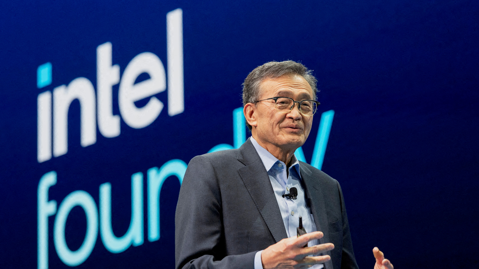 Ông Trump đang cân nhắc việc mua cổ phần tại Intel - Ảnh 1.