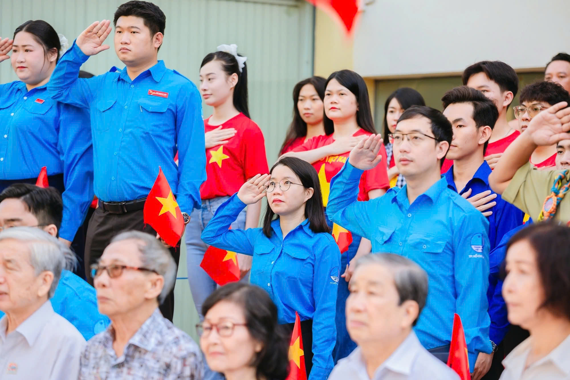 Sáng nay, lễ chào cờ “Tôi yêu Tổ quốc tôi” diễn ra tại nhiều điểm trên cả nước - Ảnh 1.