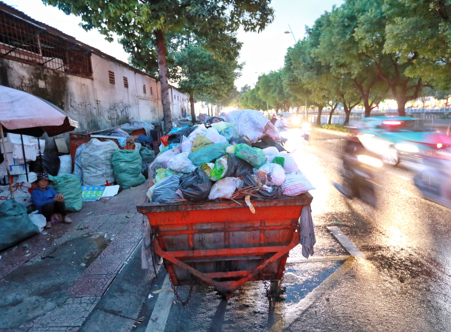 'Vua rác' David Dương phản hồi việc vì sao chỉ nhận rác ban đêm? - Ảnh 1.