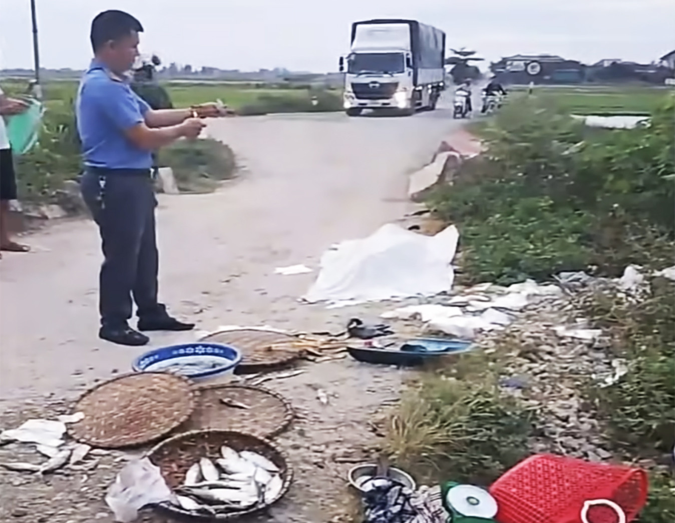 Người phụ nữ bán cá bị tàu tông tử vong ở Nghệ An khi băng qua đường sắt - Ảnh 1.