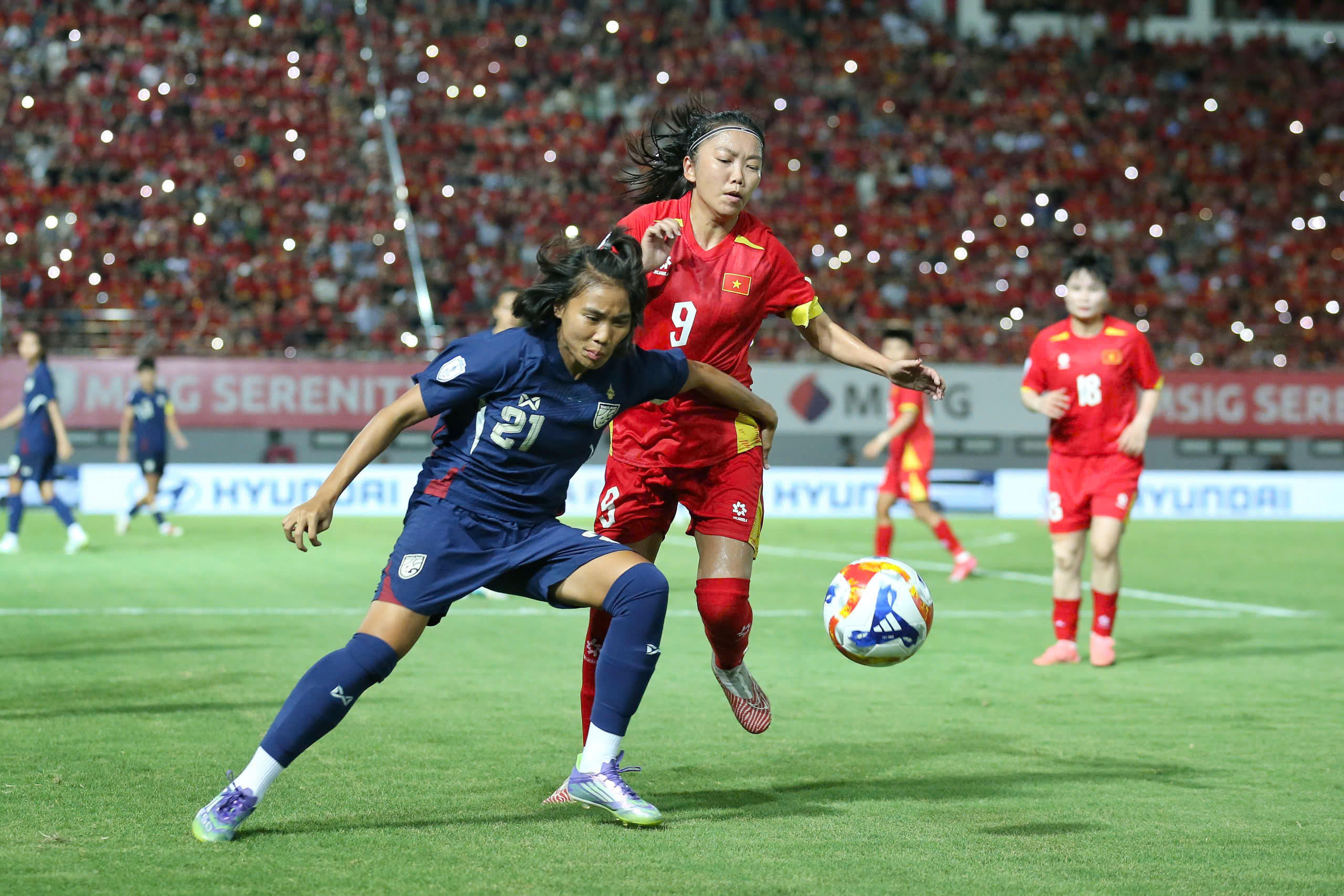 म्यांमार के खिलाफ सेमीफाइनल मैच से पहले आत्मविश्वास से भरे थाईलैंड के कोच ने अचानक वियतनाम का जिक्र किया - फोटो 2. HLV đội Thái Lan tự tin trước bán kết đấu Myanmar, bất ngờ nhắc về Việt Nam- Ảnh 2.