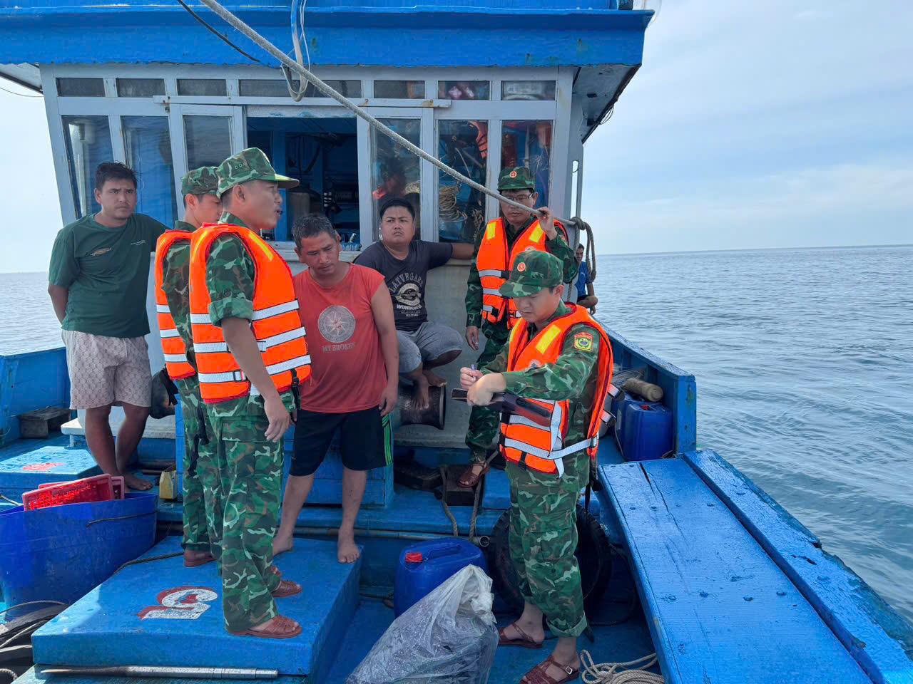 Kịp thời cứu giúp 5 ngư dân bị chìm tàu trên vùng biển Đắk Lắk  - Ảnh 2.