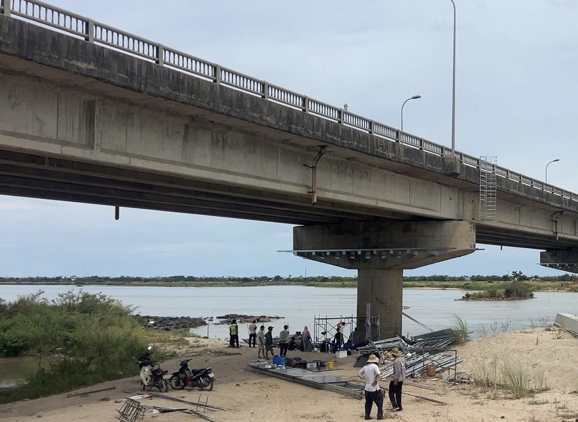 Công nhân sửa cầu bơi vào bờ, bị đuối nước mất tích - Ảnh 1.