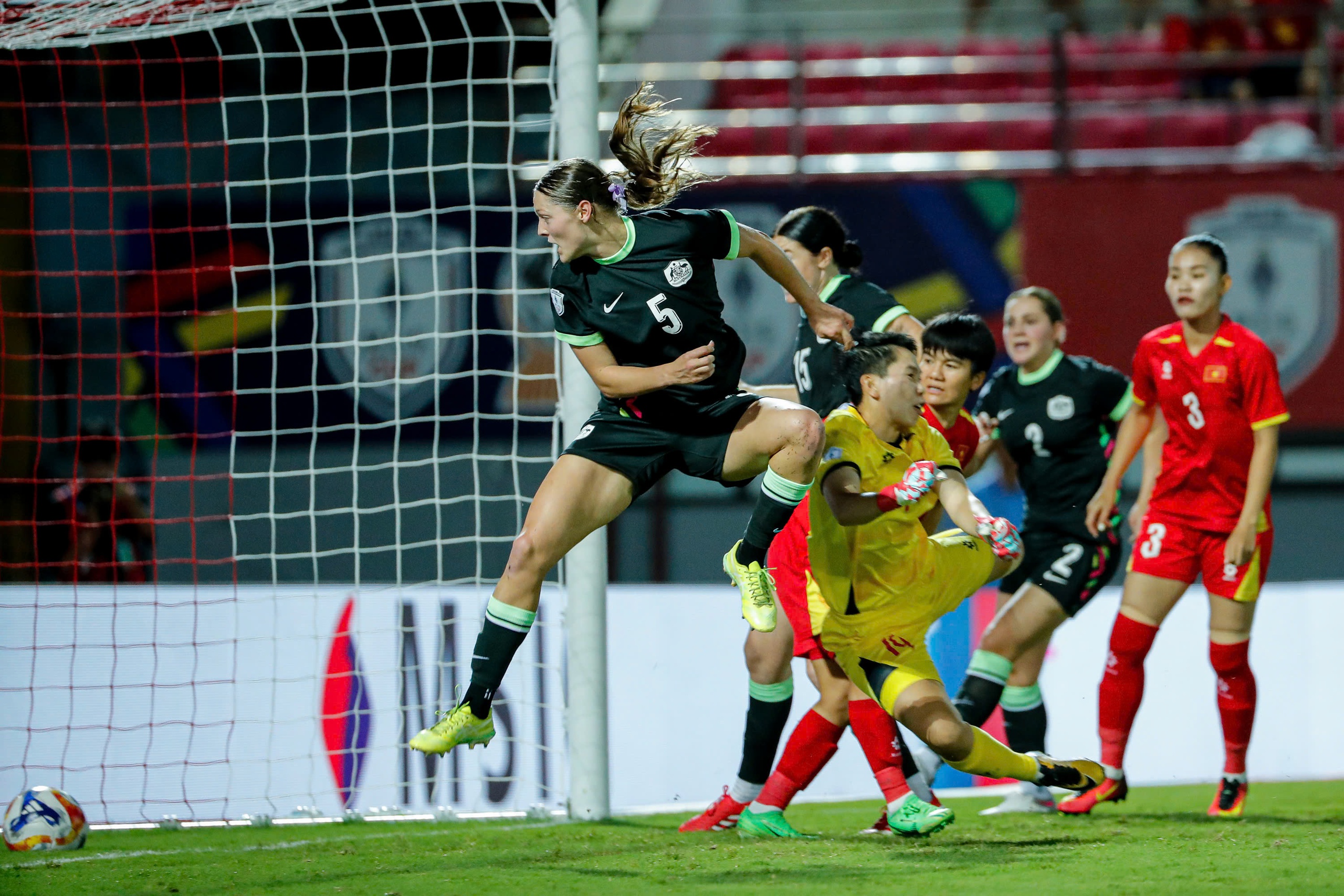 សារព័ត៌មានថៃសោកស្តាយការចាញ់វគ្គពាក់កណ្តាលផ្តាច់ព្រ័ត្រ គ្រូបង្វឹក Mai Duc Chung ចង់ឲ្យកូនសិស្សទទួលជ័យជម្នះសារជាថ្មី - រូបថត ១. Báo chí Thái Lan tiếc nuối vì thua bán kết, HLV Mai Đức Chung muốn học trò tái lập chiến thắng- Ảnh 1.