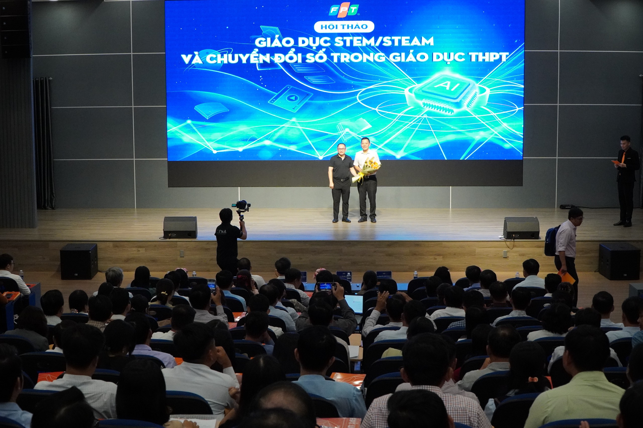 Sách giáo khoa cần bước qua giai đoạn số hóa - Ảnh 2.