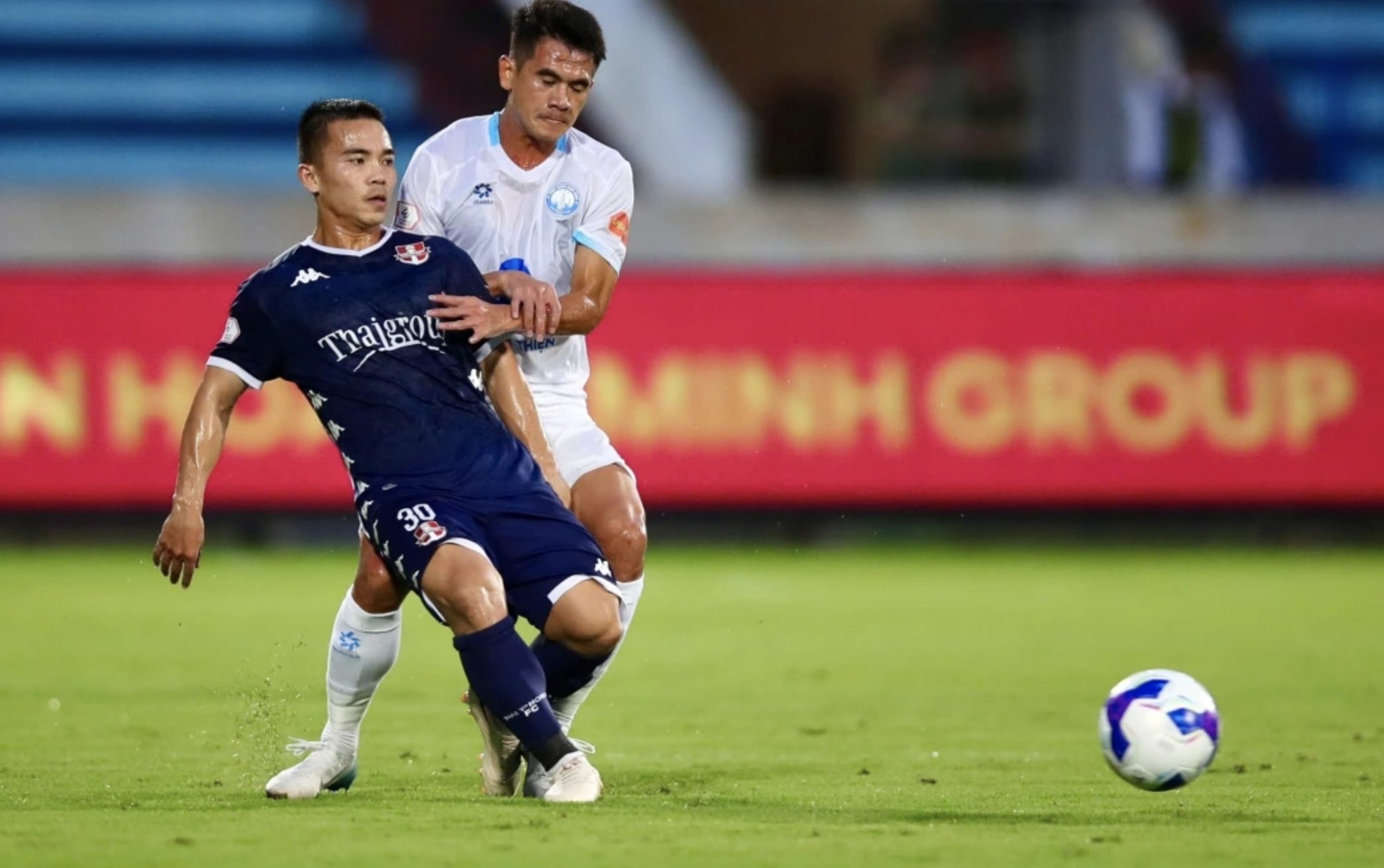 ຊາວຫວຽດນາມຢູ່ຕ່າງປະເທດຈາກປະເທດຝຣັ່ງສ່ອງແສງ, 'ຫໍ' ຫຼິ້ນໄດ້ດີ: ສະໂມສອນ ນາມດິງ ມາຈາກຫຼັງເອົາຊະນະ ຫາຍຟ່ອງ - ຮູບ 1. Việt kiều Pháp tỏa sáng, ‘tòa tháp’ chơi cực hay: CLB Nam Định ngược dòng đánh bại Hải Phòng- Ảnh 1.