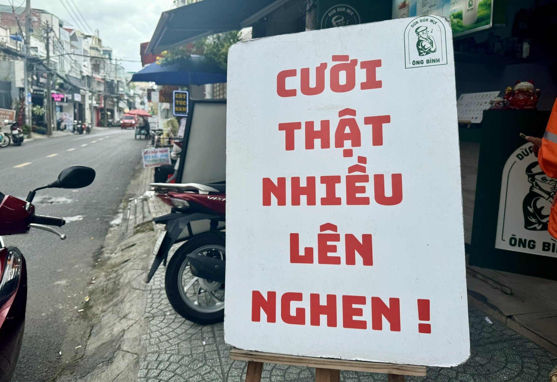 Những lời nhắn ấm áp ở hàng quán và trung tâm thương mại TP . HCM - Ảnh 6.