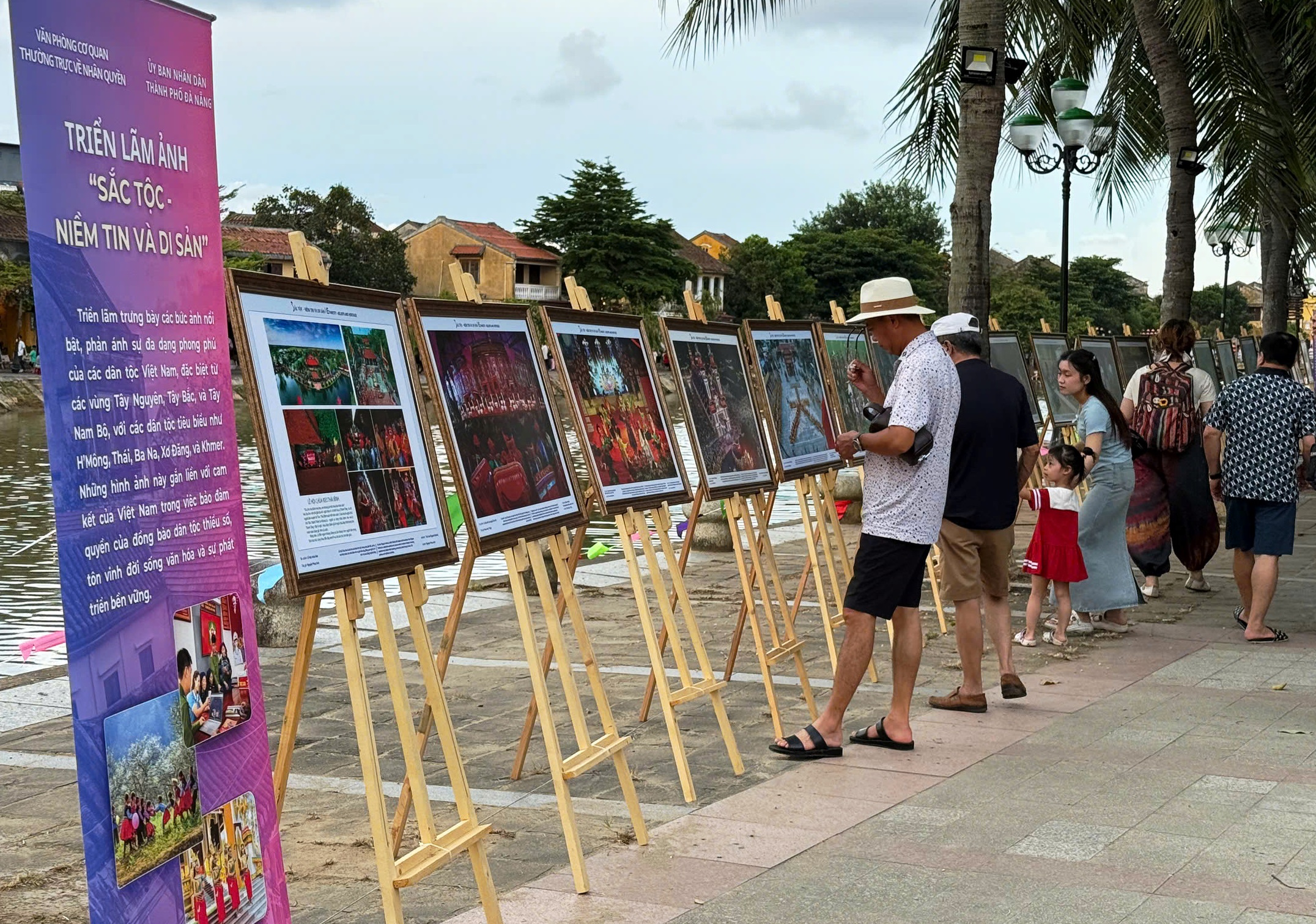 100 fotos sobre crenças e religiões em exposição em Hoi An - Foto 3. 100 bức ảnh về tín ngưỡng, tôn giáo trưng bày tại Hội An - Ảnh 3.