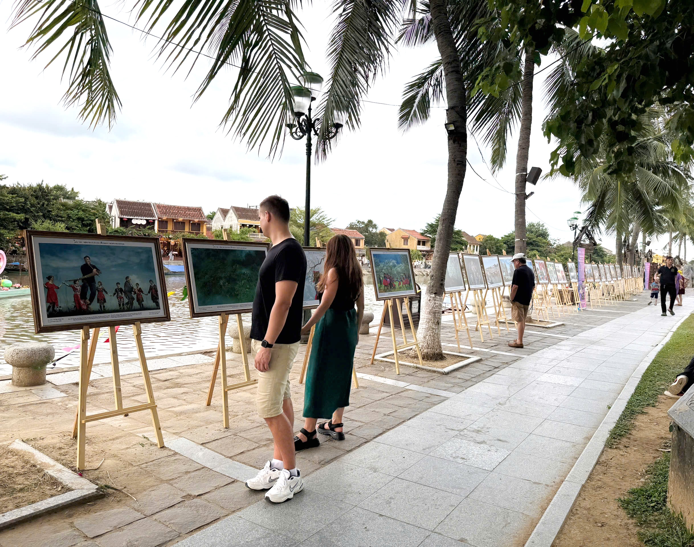 100 fotos sobre crenças e religiões em exposição em Hoi An - Foto 2. 100 bức ảnh về tín ngưỡng, tôn giáo trưng bày tại Hội An - Ảnh 2.