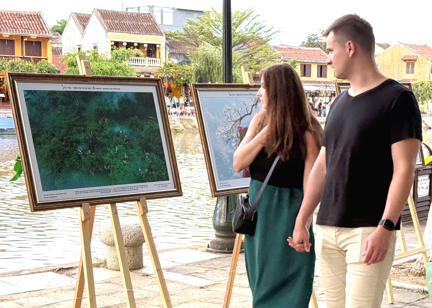 100 fotos sobre crenças e religiões em exposição em Hoi An - Foto 4. 100 bức ảnh về tín ngưỡng, tôn giáo trưng bày tại Hội An - Ảnh 4.