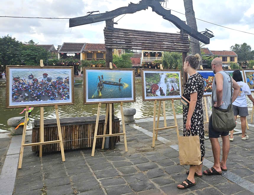 100 fotos sobre crenças e religiões em exposição em Hoi An - Foto 5. 100 bức ảnh về tín ngưỡng, tôn giáo trưng bày tại Hội An - Ảnh 5.