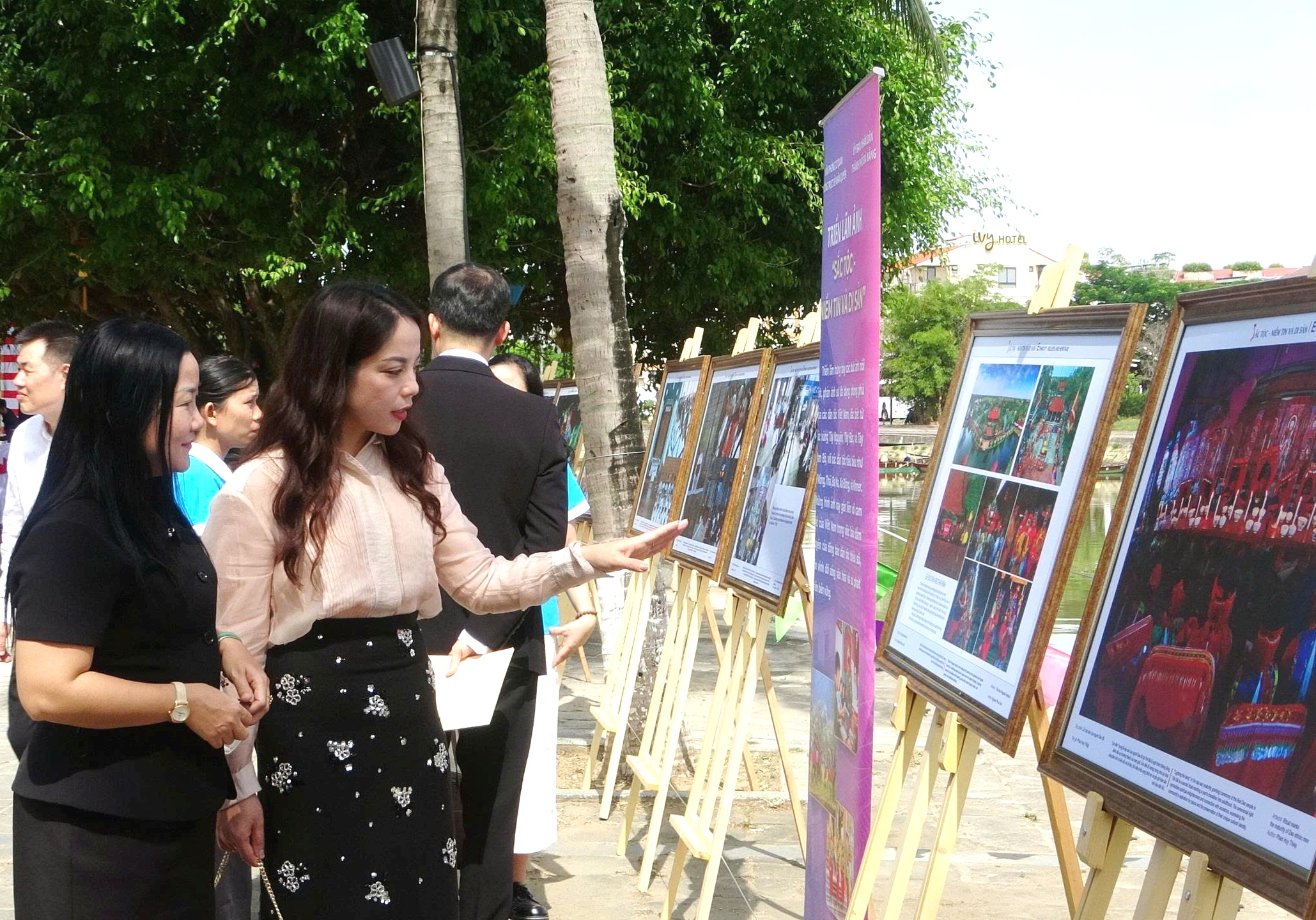 100 fotos sobre crenças e religiões em exposição em Hoi An - Foto 1. 100 bức ảnh về tín ngưỡng, tôn giáo trưng bày tại Hội An - Ảnh 1.