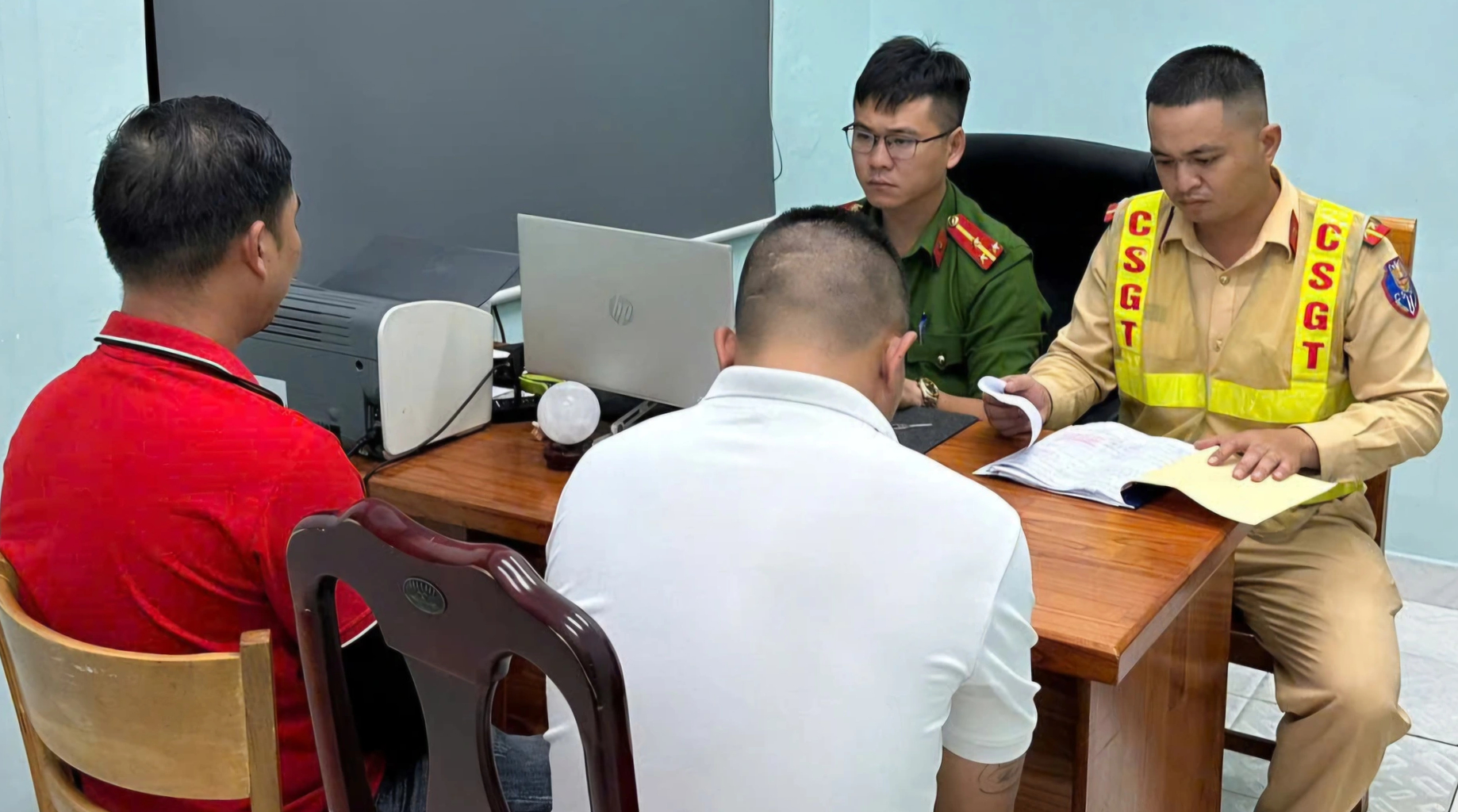 Vụ phụ xe ngồi giữa QL1 chặn đường xe khác: Do tranh giành khách- Ảnh 2.
