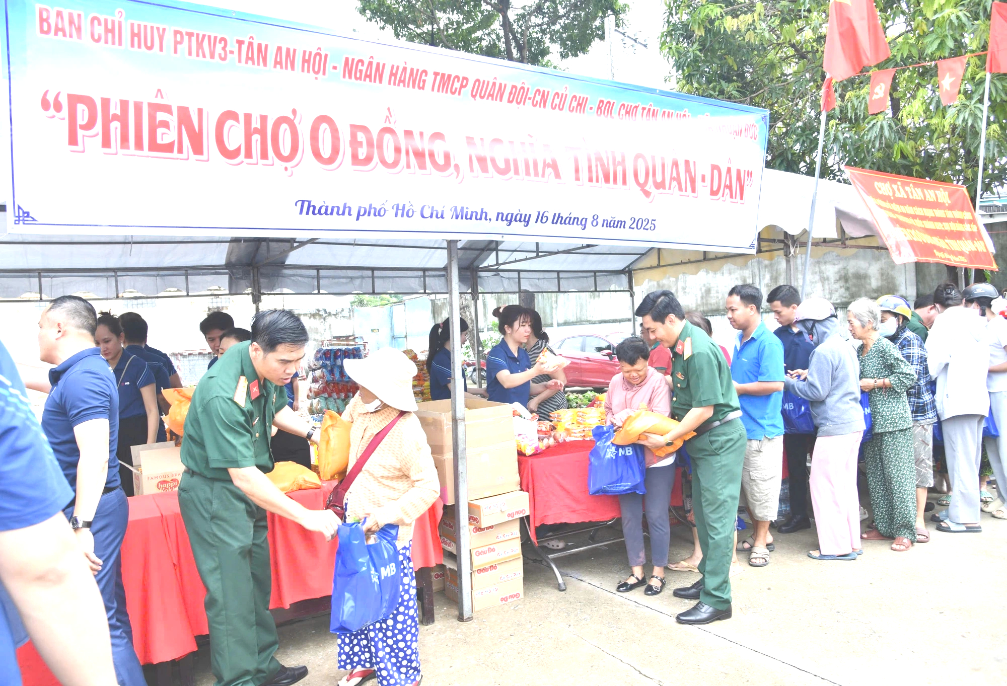 'Phiên chợ 0 đồng, nghĩa tình quân - dân' ở TP.HCM: Trao tặng hàng trăm phần quà- Ảnh 1.