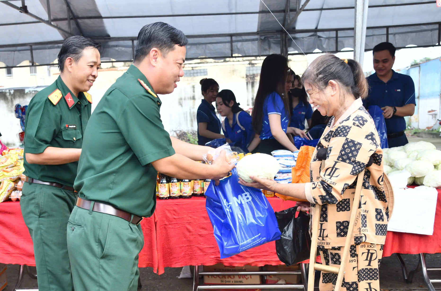 'Phiên chợ 0 đồng, nghĩa tình quân - dân' ở TP.HCM: Trao tặng hàng trăm phần quà- Ảnh 4.