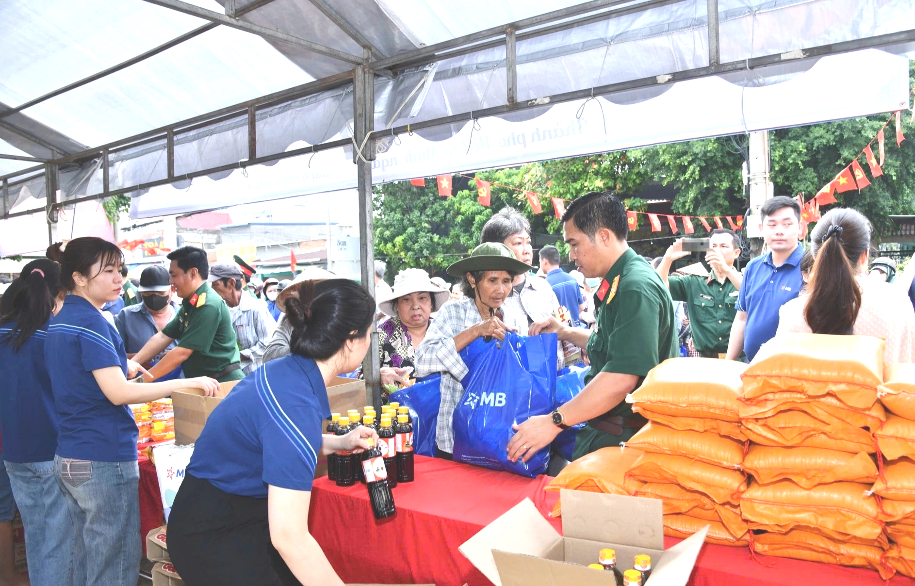 'Phiên chợ 0 đồng, nghĩa tình quân - dân' ở TP.HCM: Trao tặng hàng trăm phần quà- Ảnh 3.