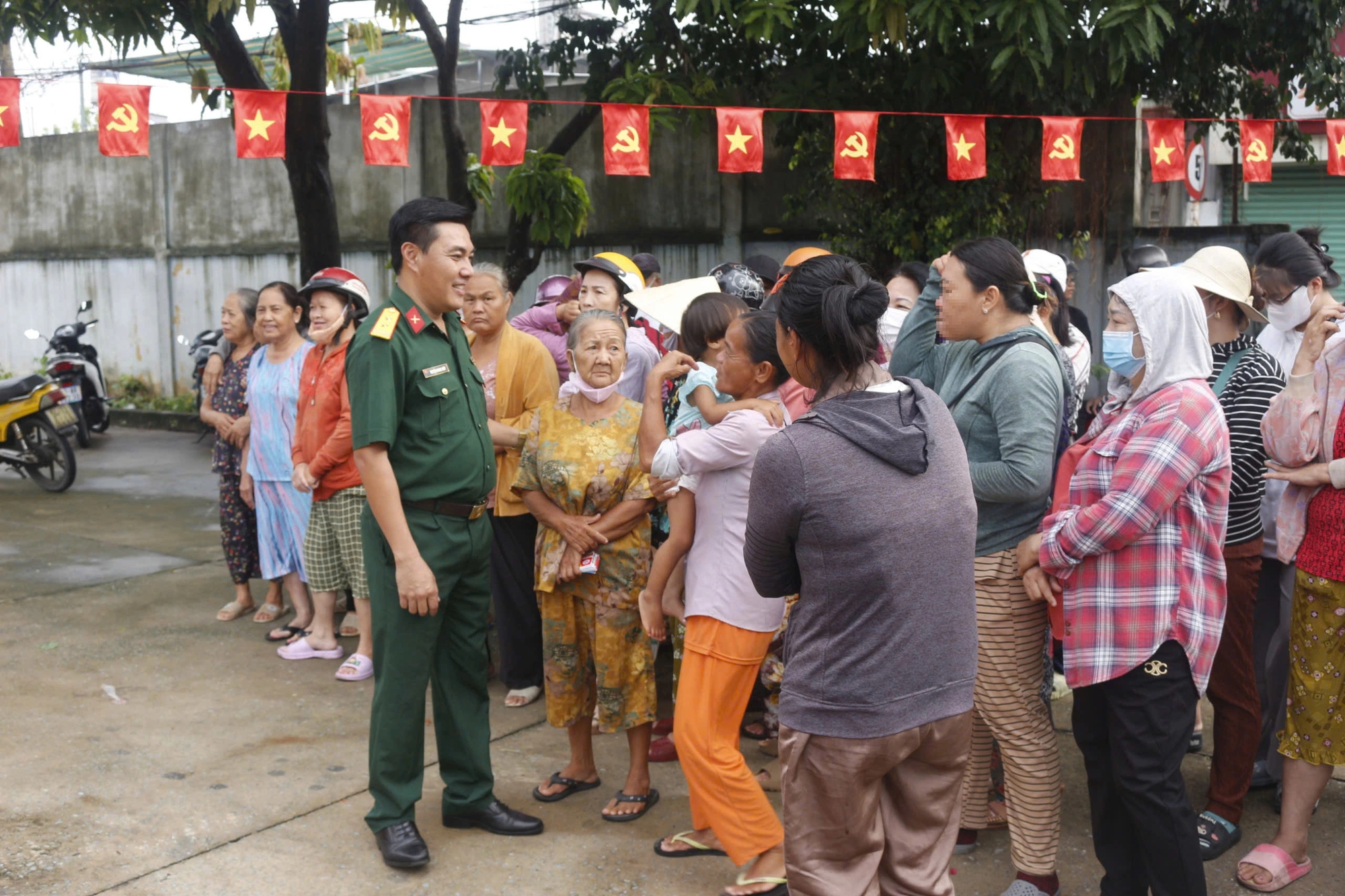 'Phiên chợ 0 đồng, nghĩa tình quân - dân' ở TP.HCM: Trao tặng hàng trăm phần quà- Ảnh 2.