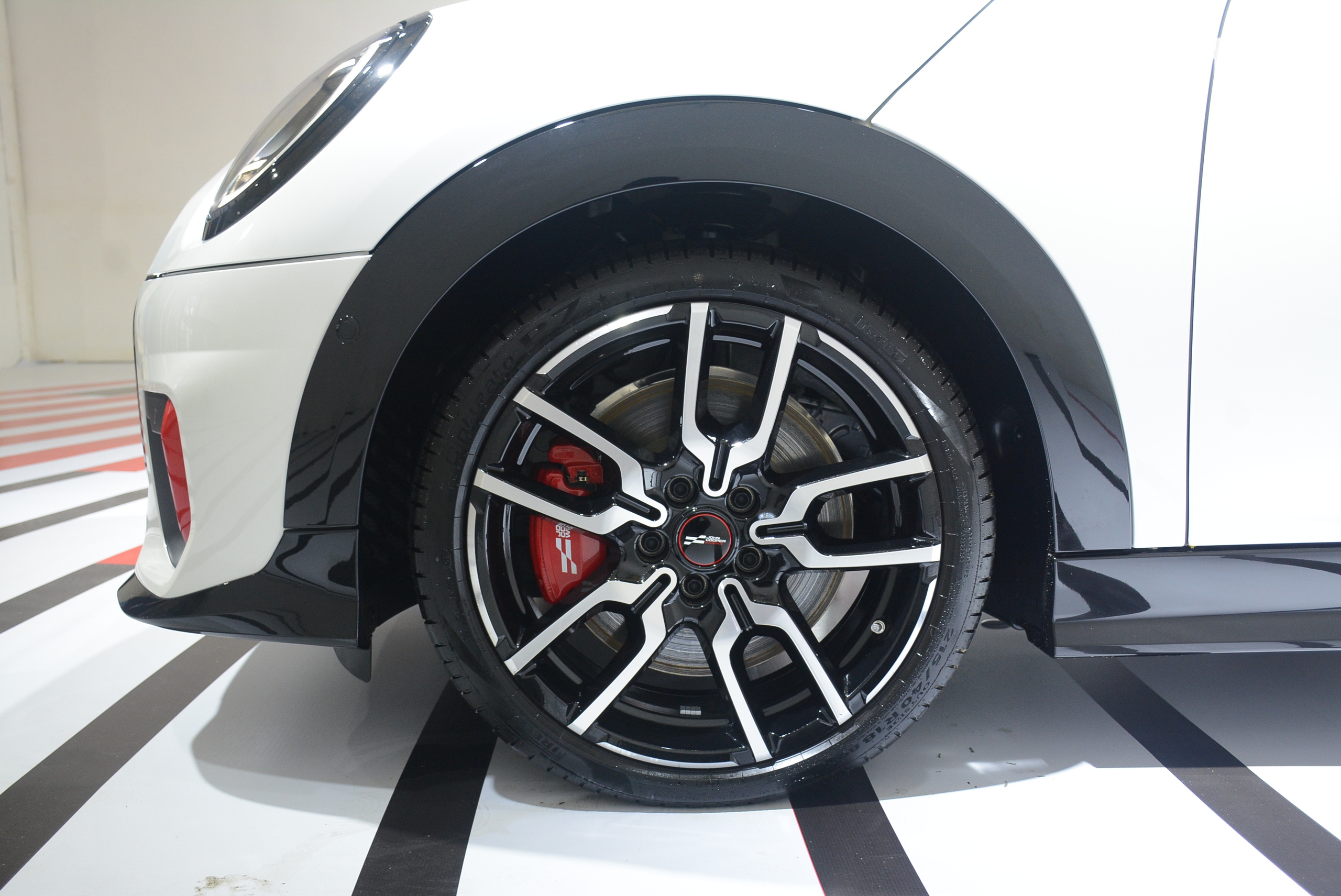 Ô tô hạng sang cỡ nhỏ đậm chất chơi MINI John Cooper Works 2025 có gì mới? - Ảnh 4.