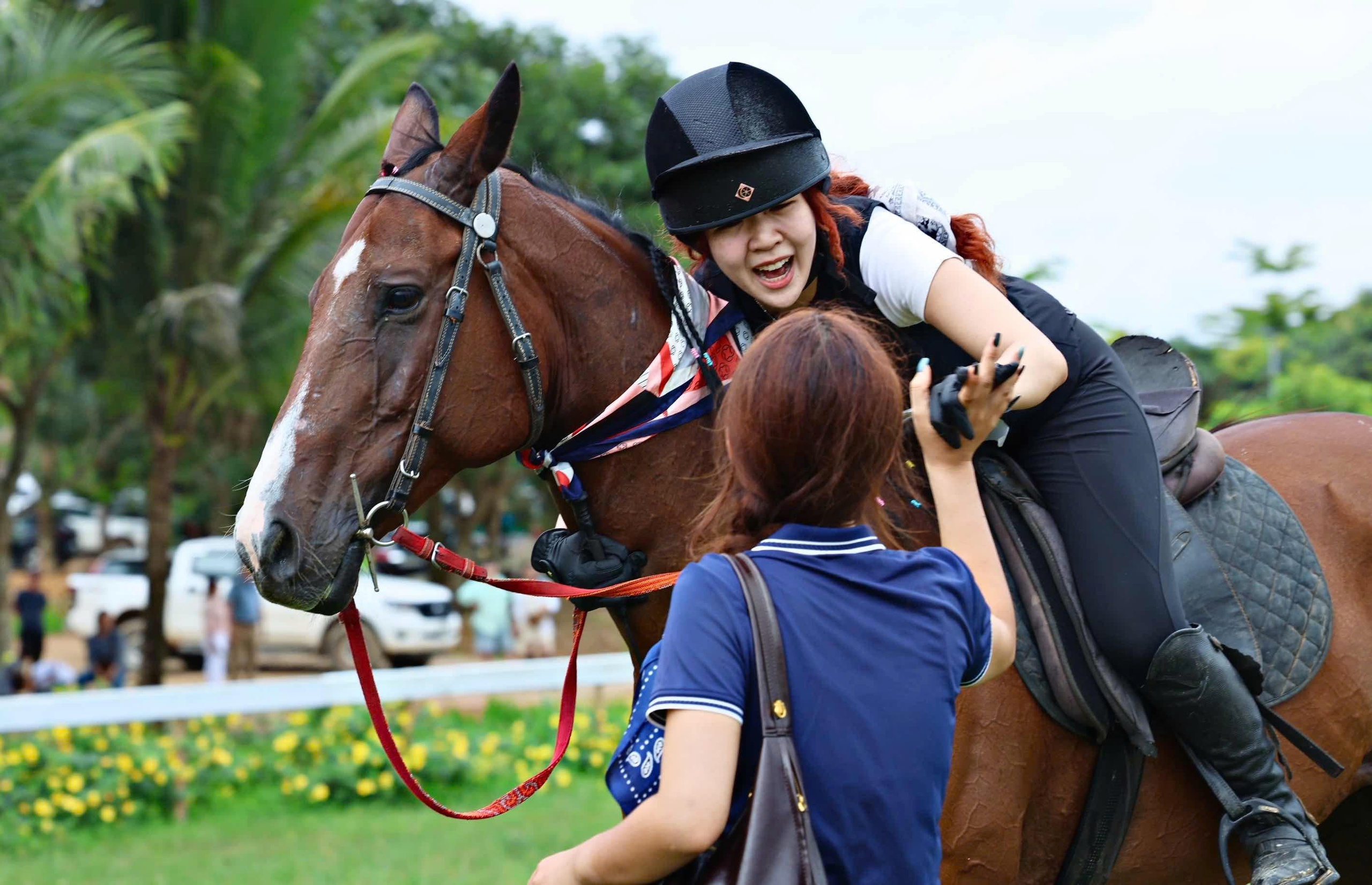 Lam Dong organiseert zijn eerste cross-terrain paardenracewedstrijd - Foto 10. Lâm Đồng lần đầu diễn ra giải đua ngựa phong trào vượt địa hình- Ảnh 10.