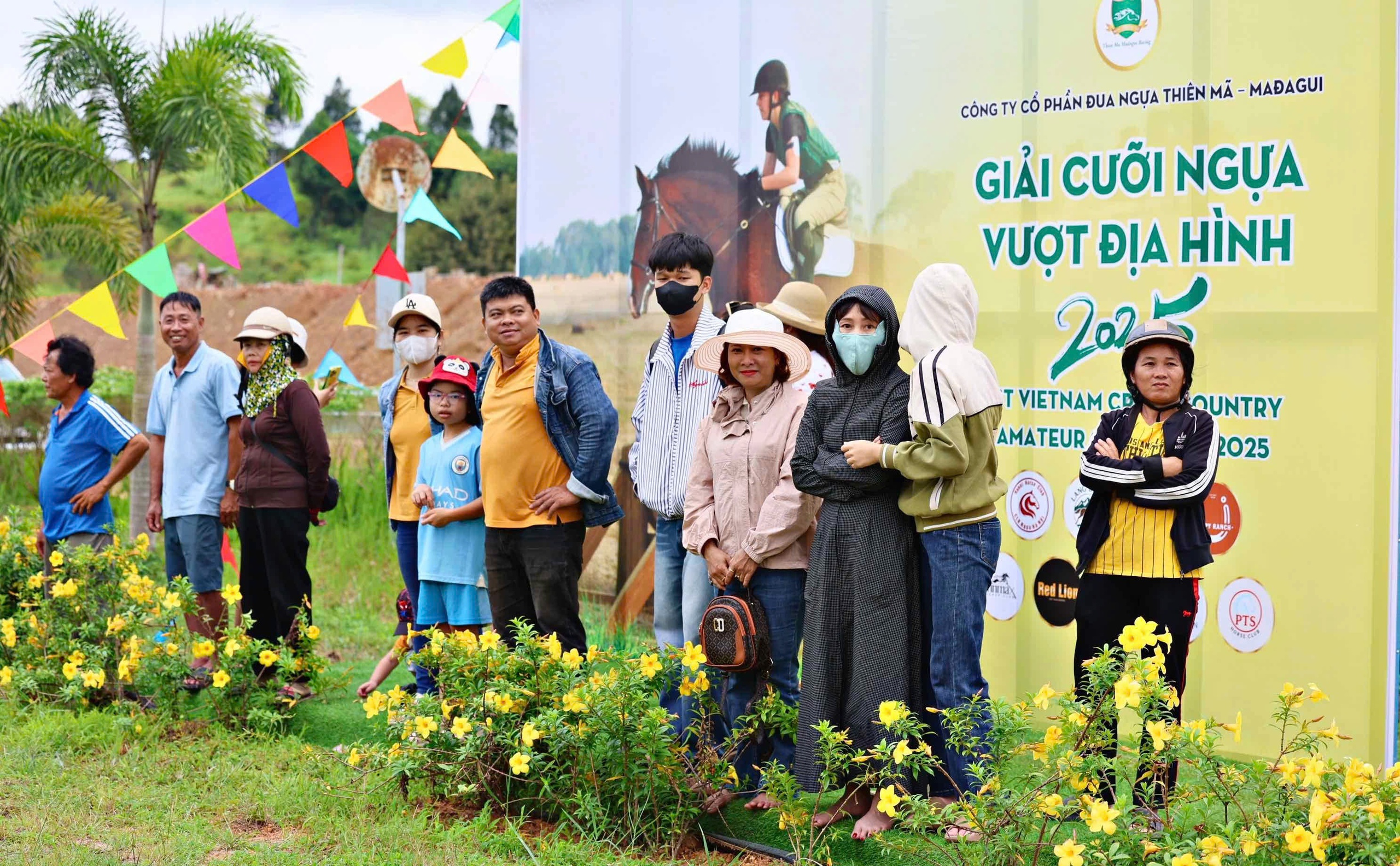 Lam Dong houdt zijn eerste cross-terrain paardenracewedstrijd - Foto 8. Lâm Đồng lần đầu diễn ra giải đua ngựa phong trào vượt địa hình- Ảnh 8.