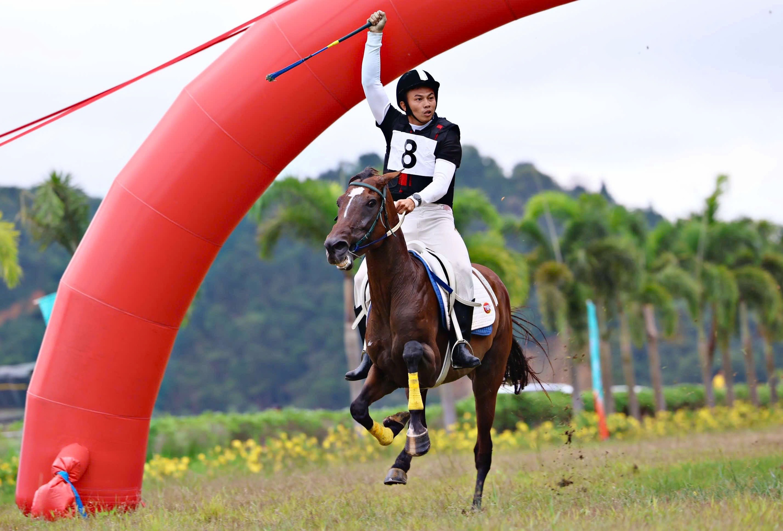 Lam Dong organiseert zijn eerste cross-terrain paardenracewedstrijd - Foto 9. Lâm Đồng lần đầu diễn ra giải đua ngựa phong trào vượt địa hình- Ảnh 9.