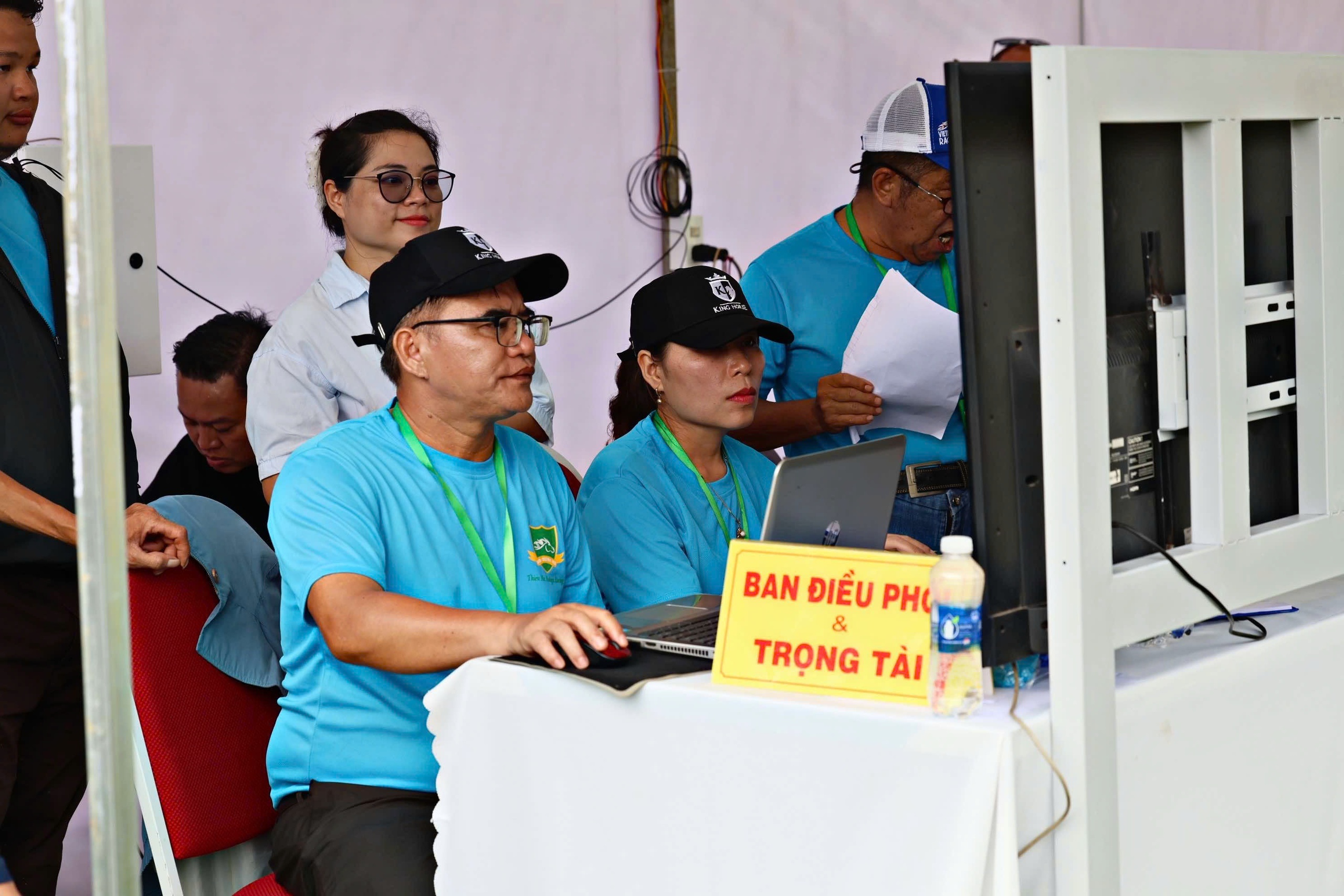 Lam Dong organiseert zijn eerste cross-terrain paardenracewedstrijd - Foto 7. Lâm Đồng lần đầu diễn ra giải đua ngựa phong trào vượt địa hình- Ảnh 7.