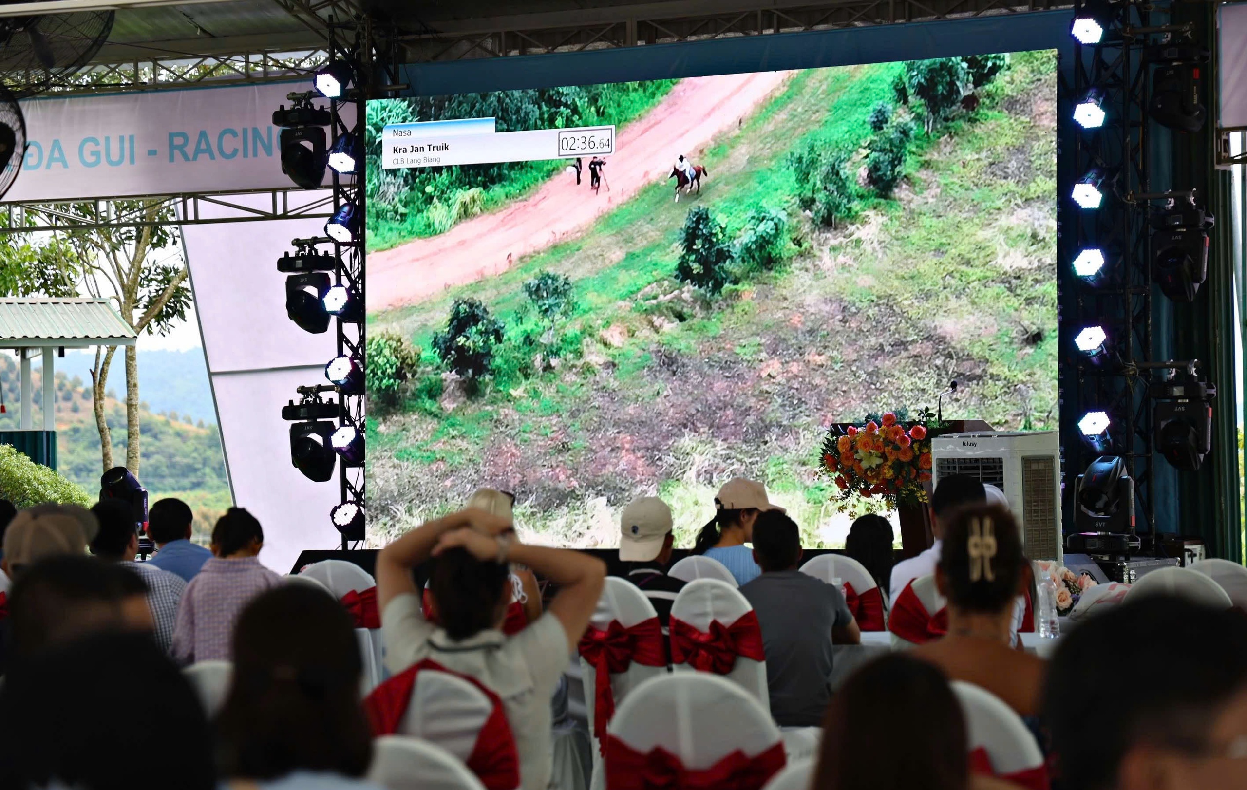 Lam Dong organiseert zijn eerste cross-terrain paardenracewedstrijd - Foto 6. Lâm Đồng lần đầu diễn ra giải đua ngựa phong trào vượt địa hình- Ảnh 6.